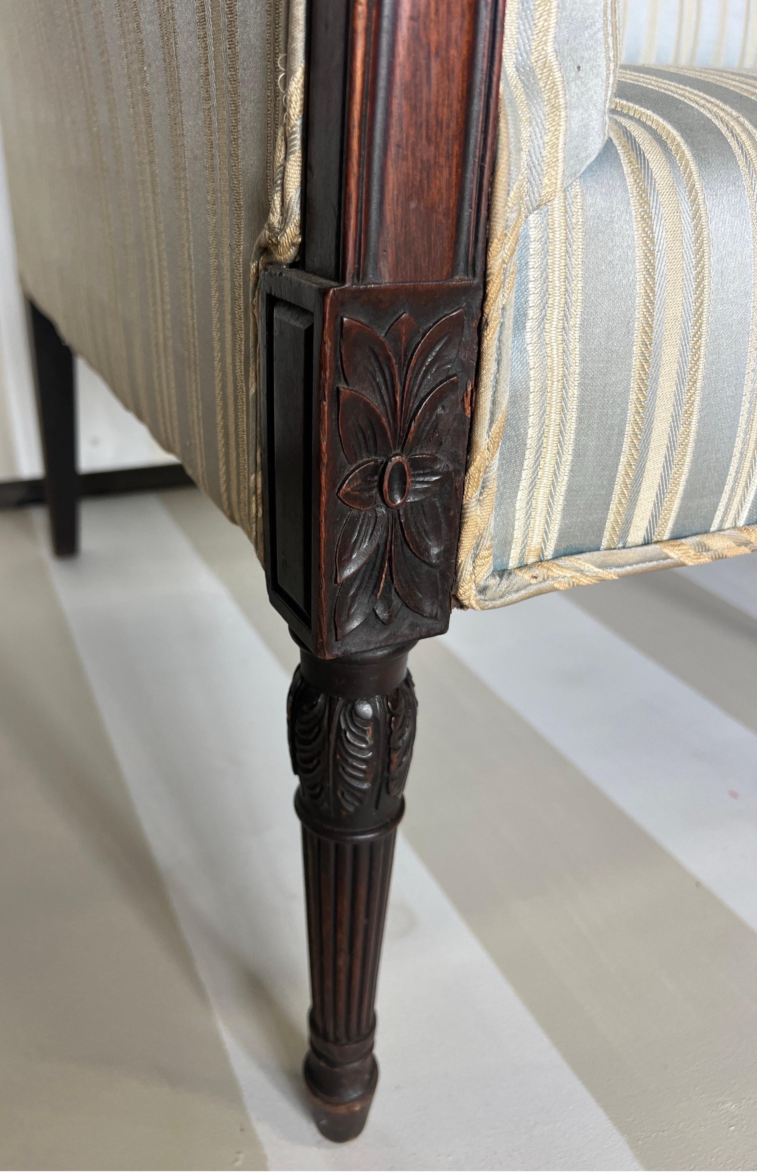 Fine canapé américain d'époque fédérale du 19ème siècle en acajou Bon état - En vente à Richmond, VA