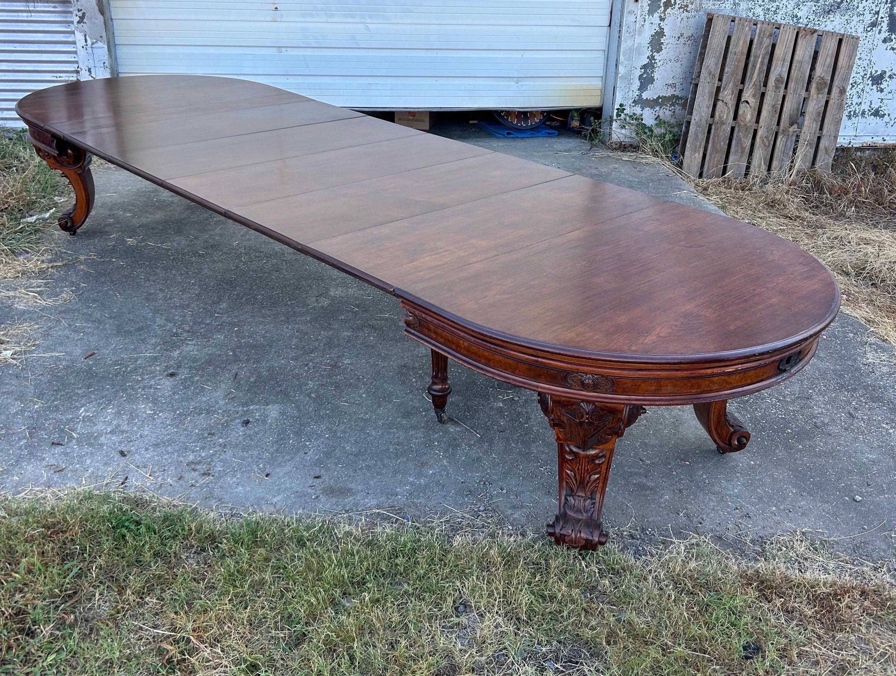 Cette table de salle à manger à rallonge en acajou américain du 19ème siècle est d'une couleur et d'une patine magnifiques. Probablement fabriquée à Philadelphie dans la seconde moitié du XIXe siècle pour une grande maison, cette table présente les