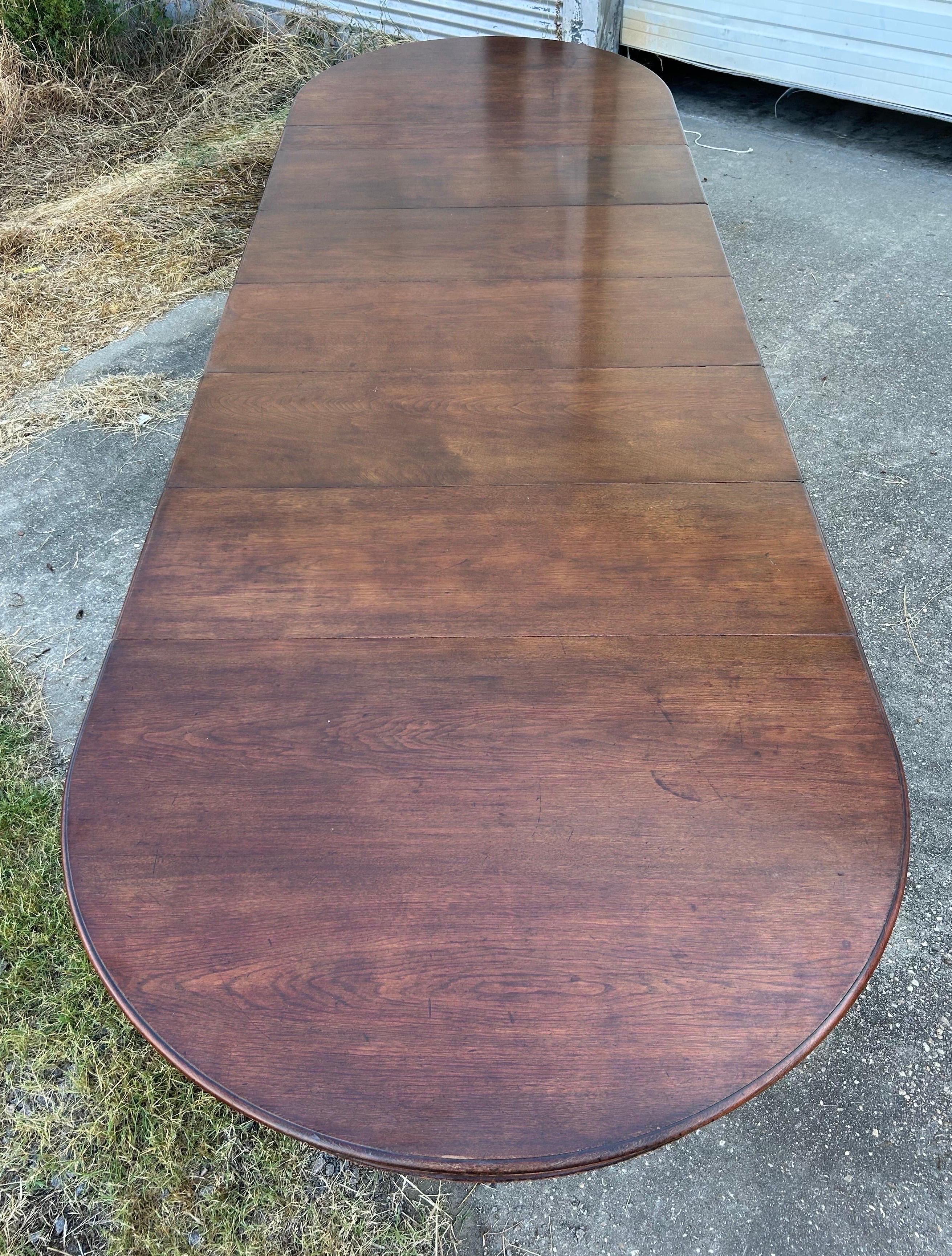 Fine 19th Century American Mahogany Extension Dining Table  For Sale 2