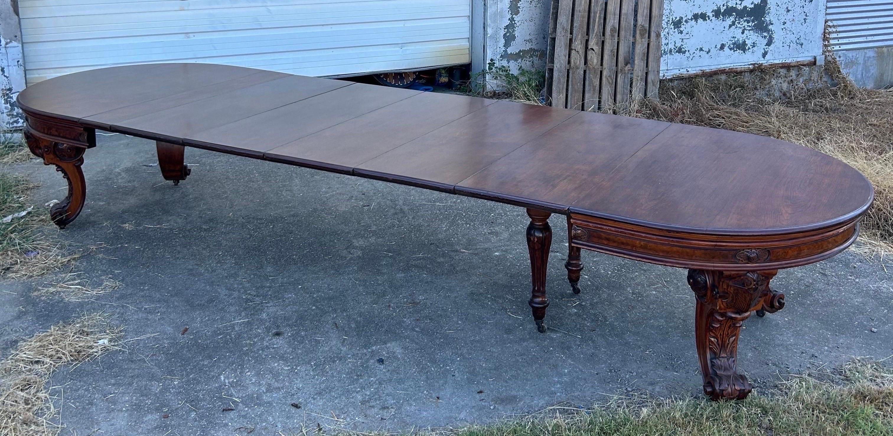 Fine 19th Century American Mahogany Extension Dining Table  For Sale 4