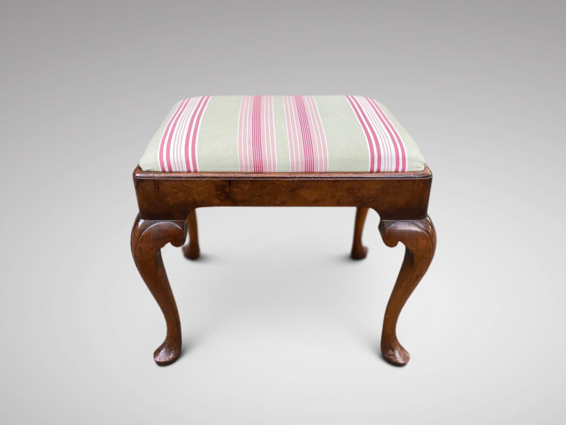 A 19th century Queen Anne style walnut dressing table stool. With an upholstered padded lift out seat. All supported by cabriole legs with minor carved decoration to the knee with pad feet. Circa 1860.

The dimensions are:
Height: 47cm
