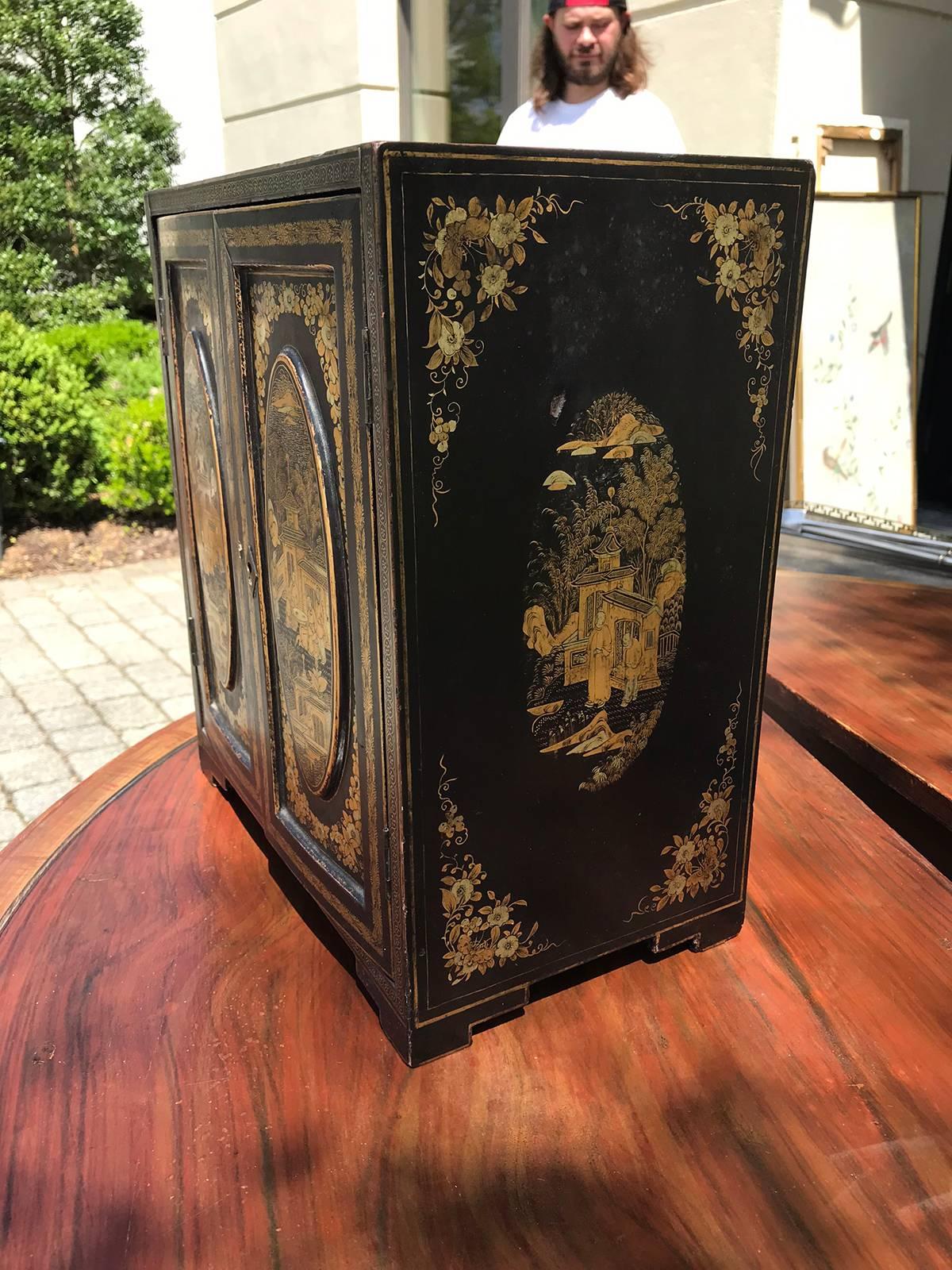 Fine 19th Century Chinese Export Cabinet with Drawers In Good Condition For Sale In Atlanta, GA