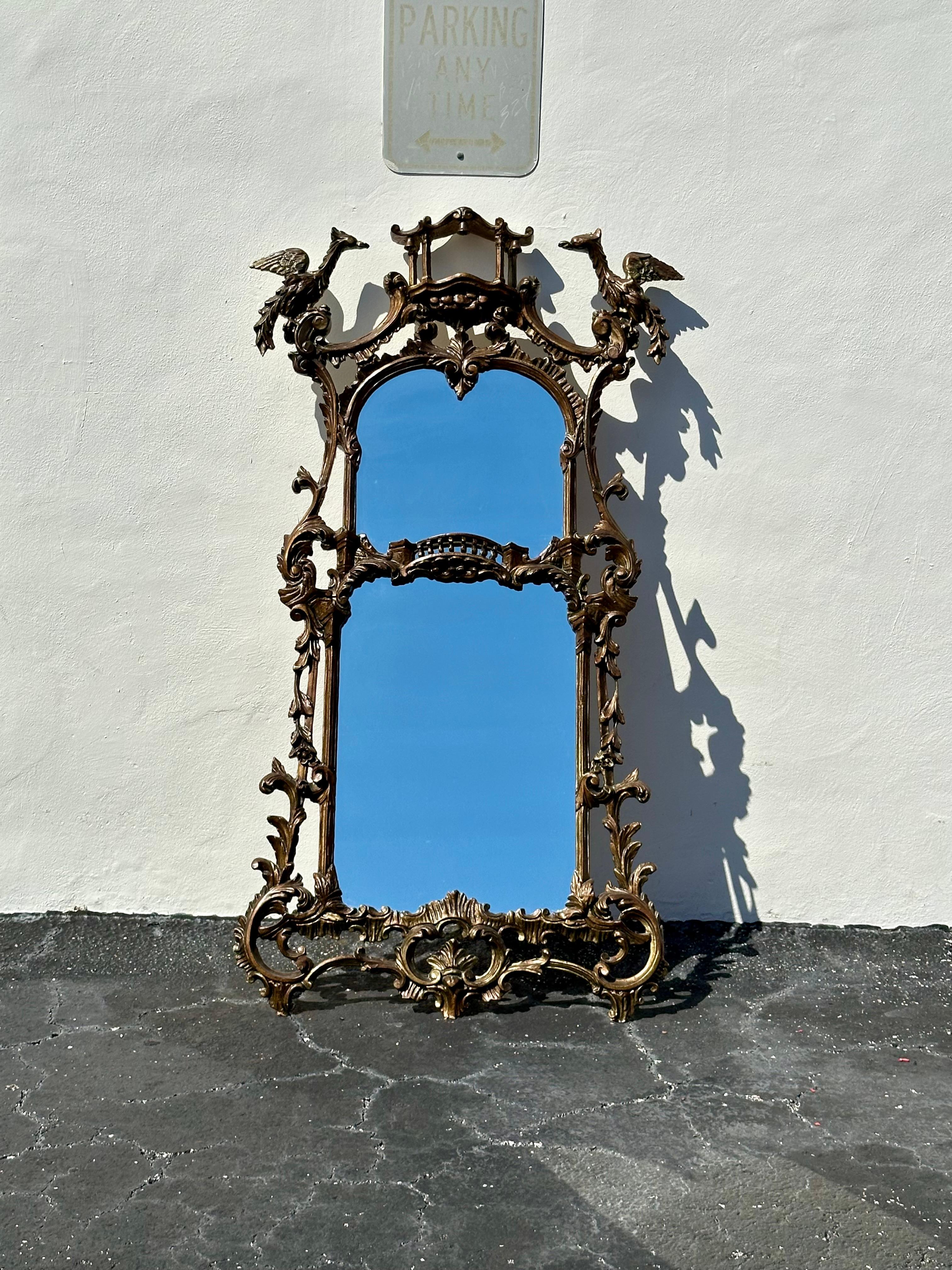 Très beau et impressionnant miroir de style Chippendale rococo anglais du XIXe siècle en bois sculpté et doré, à la manière de Thomas Johnson d'après sa Collection of Designs, 1758. Le cadre en bois doré divisé et ornementé est flanqué d'une paire