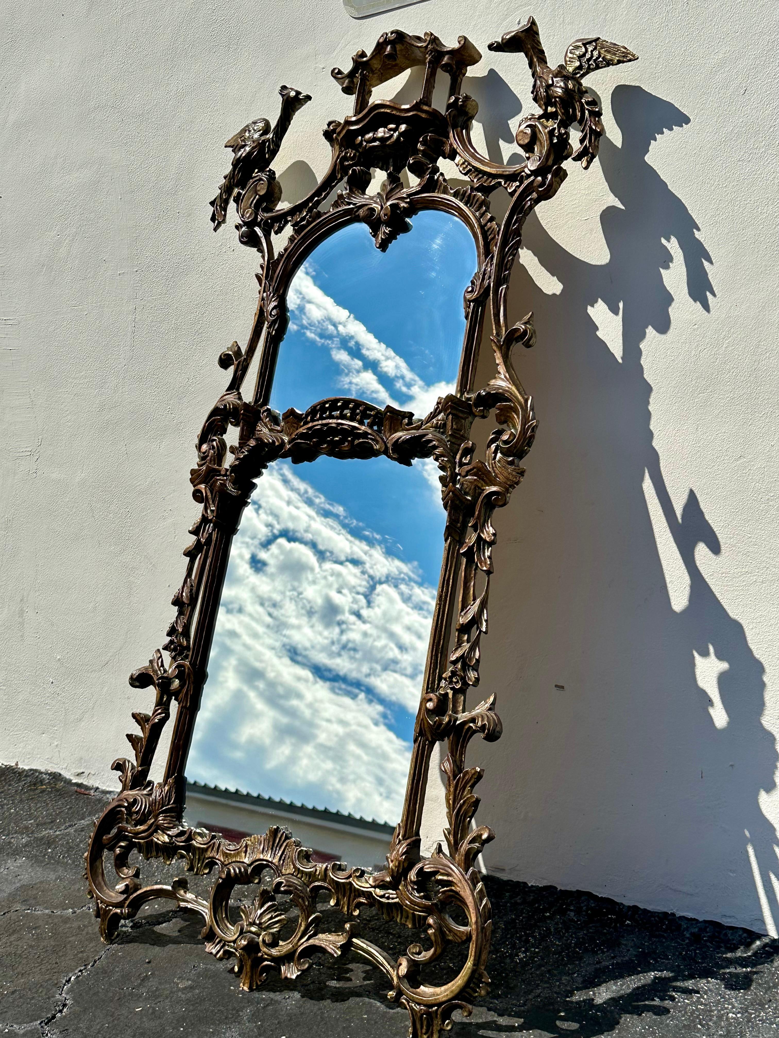 Européen Miroir sculpté en bois doré de style Chippendale du 19ème siècle en vente