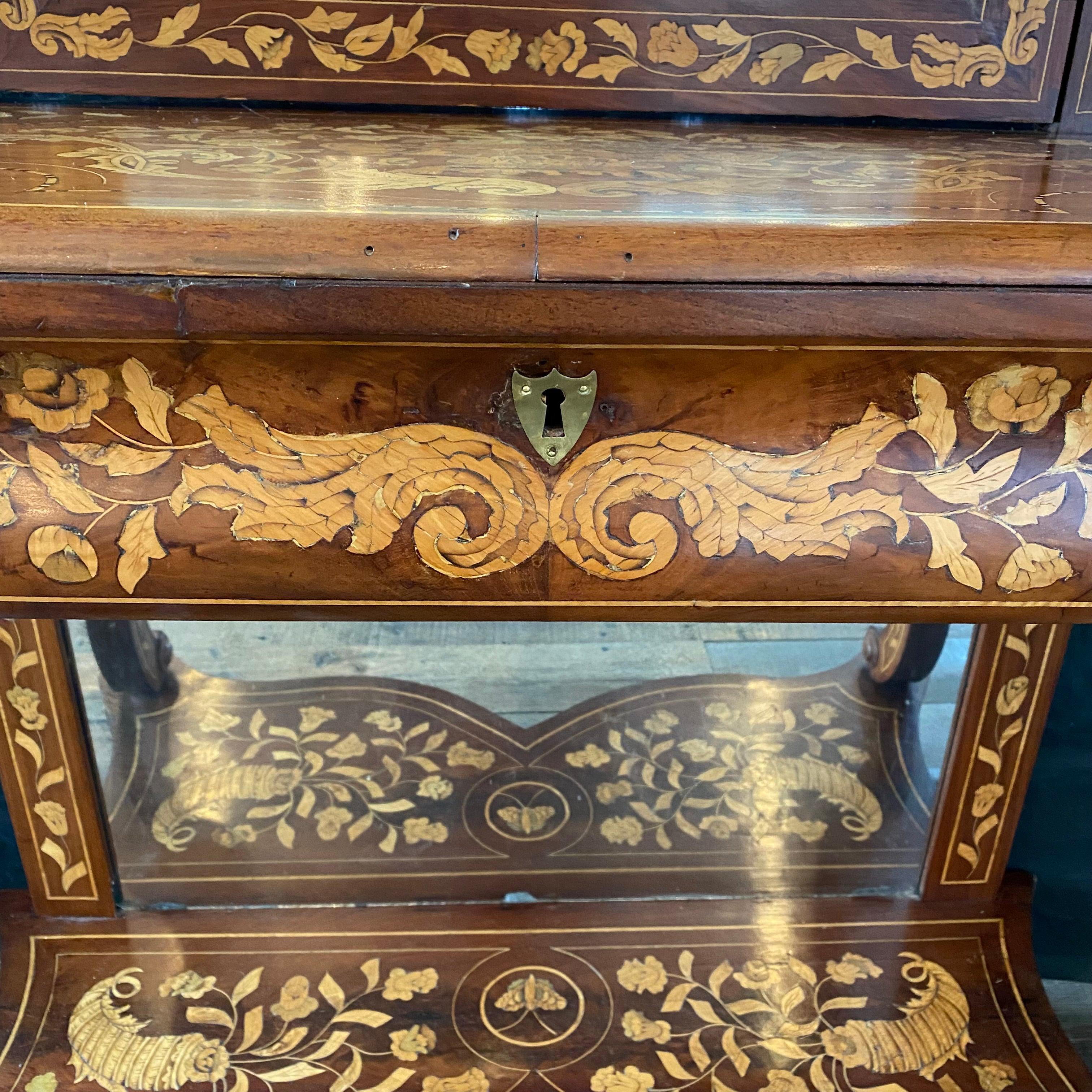 Fine 19th Century Dutch Mahogany and Marquetry Inlaid Dressing Table For Sale 3
