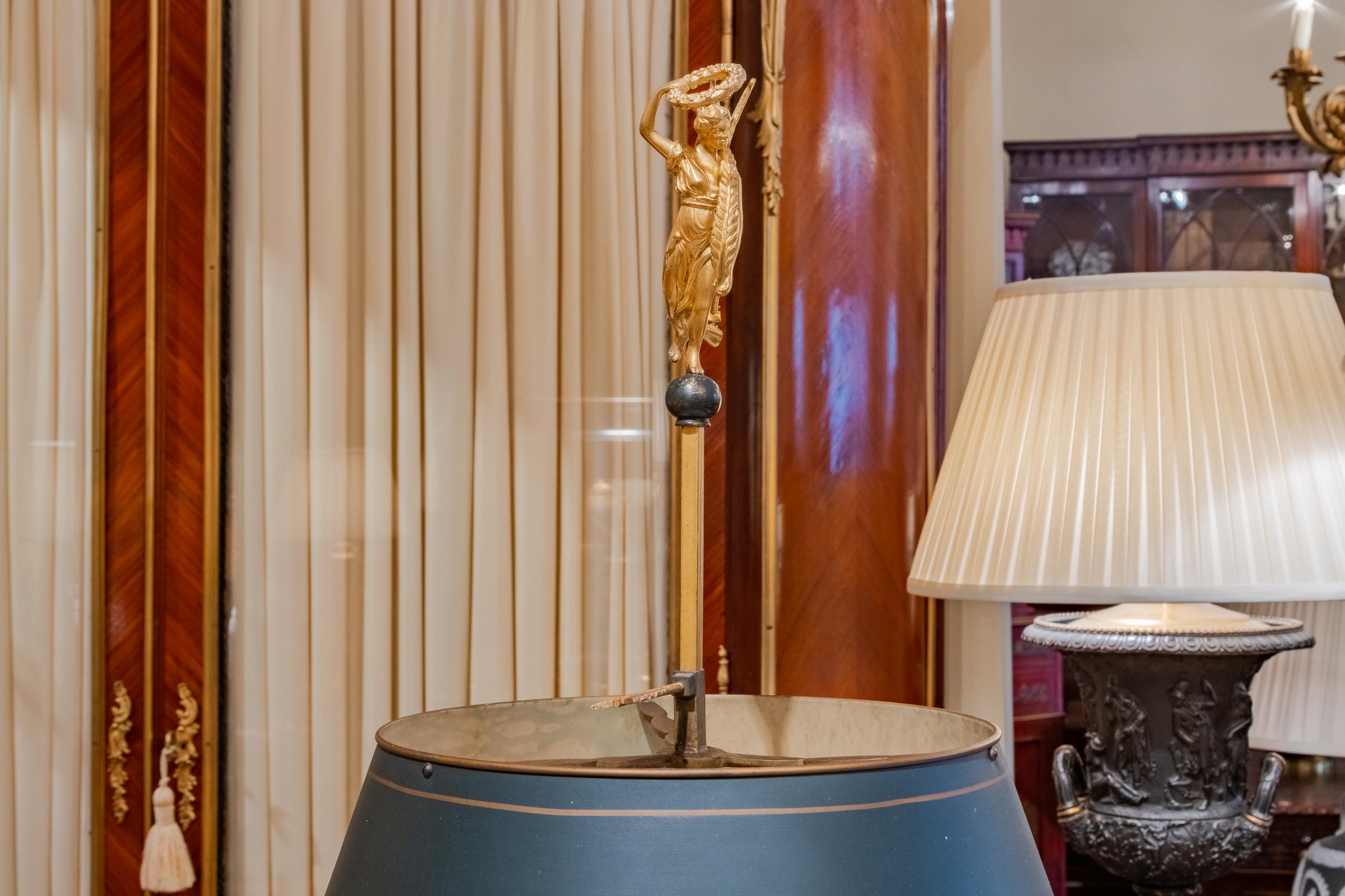 XIXe siècle Belle lampe bouillotte Empire du 19ème siècle en bronze doré en vente