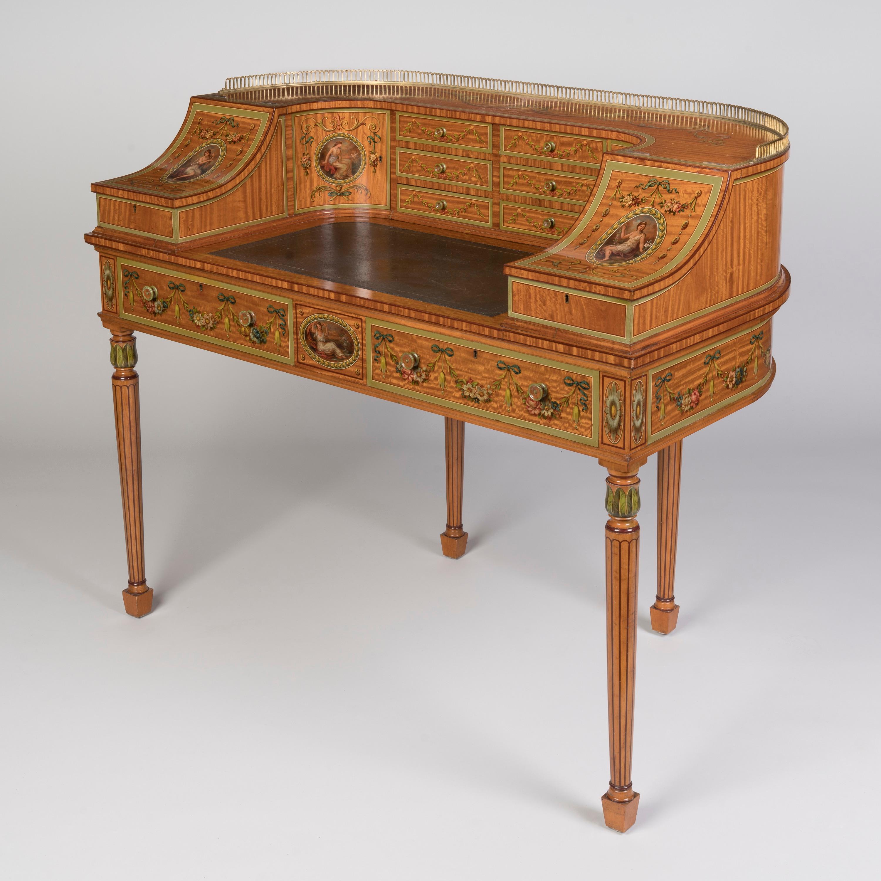 Escritorio Carlton House de madera satinada de alta calidad

De forma exenta, construido en lustrosa madera satinada con amplia decoración policromada; se eleva sobre patas torneadas y ahusadas que terminan en pies rematados en latón, decorados con