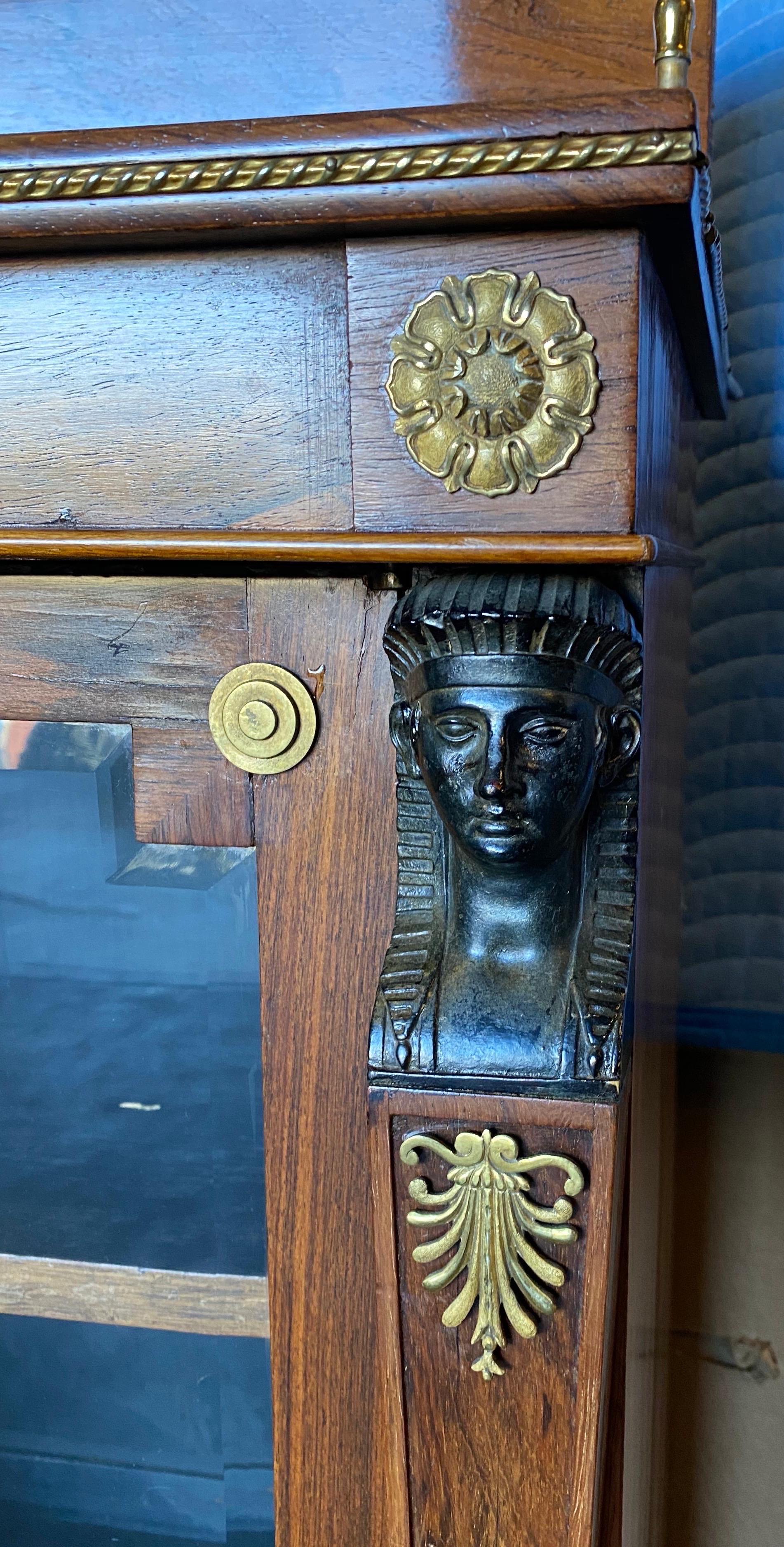 Chiffonnier anglais de style Régence du 19ème siècle en bois de rose monté sur bronze en vente 5