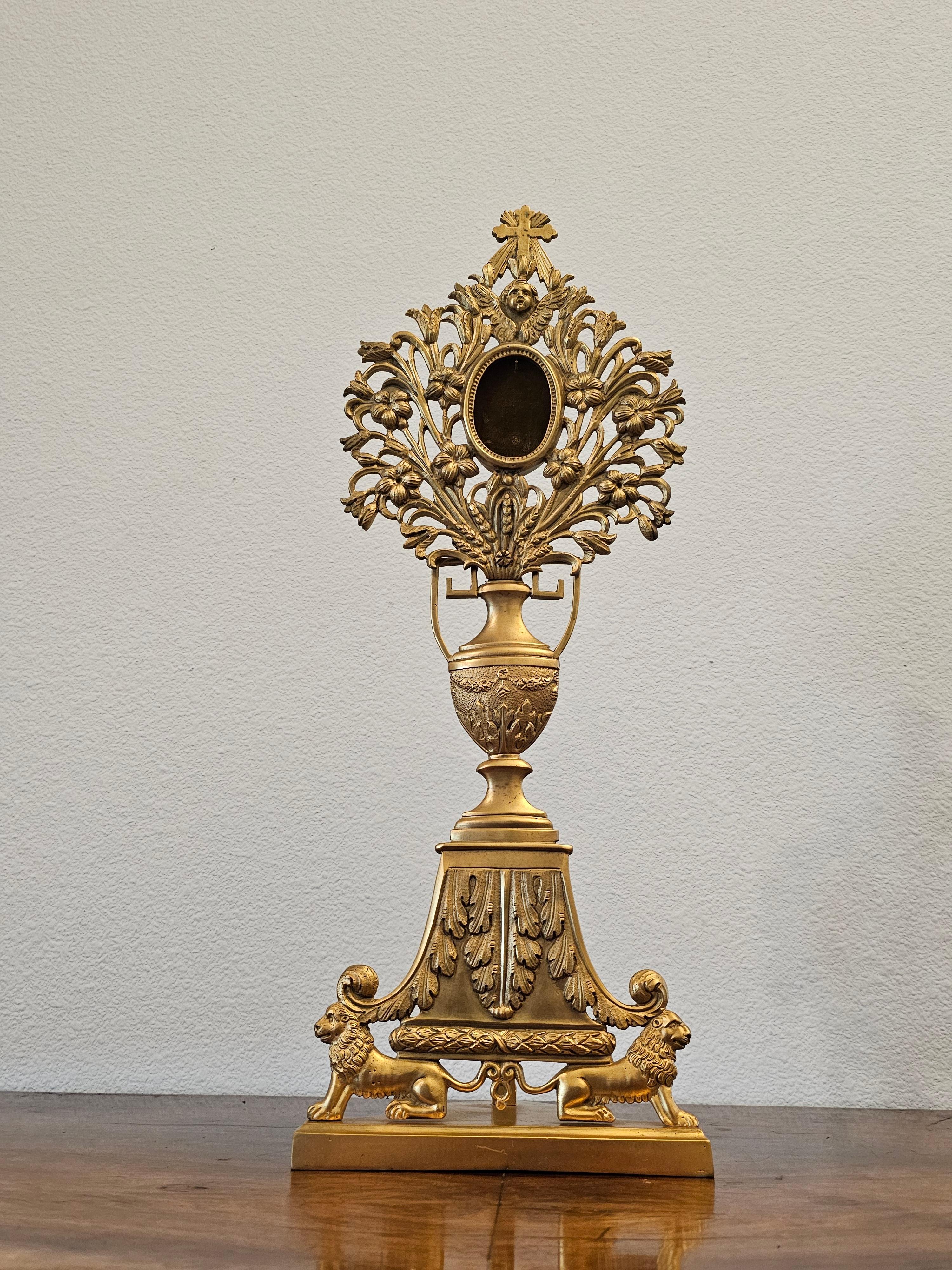 europäischer Monstrance-Reliquary aus vergoldeter Bronze des 19. Jahrhunderts (Empire) im Angebot