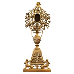 Pregevole reliquiario europeo del XIX secolo in bronzo dorato e ormolu