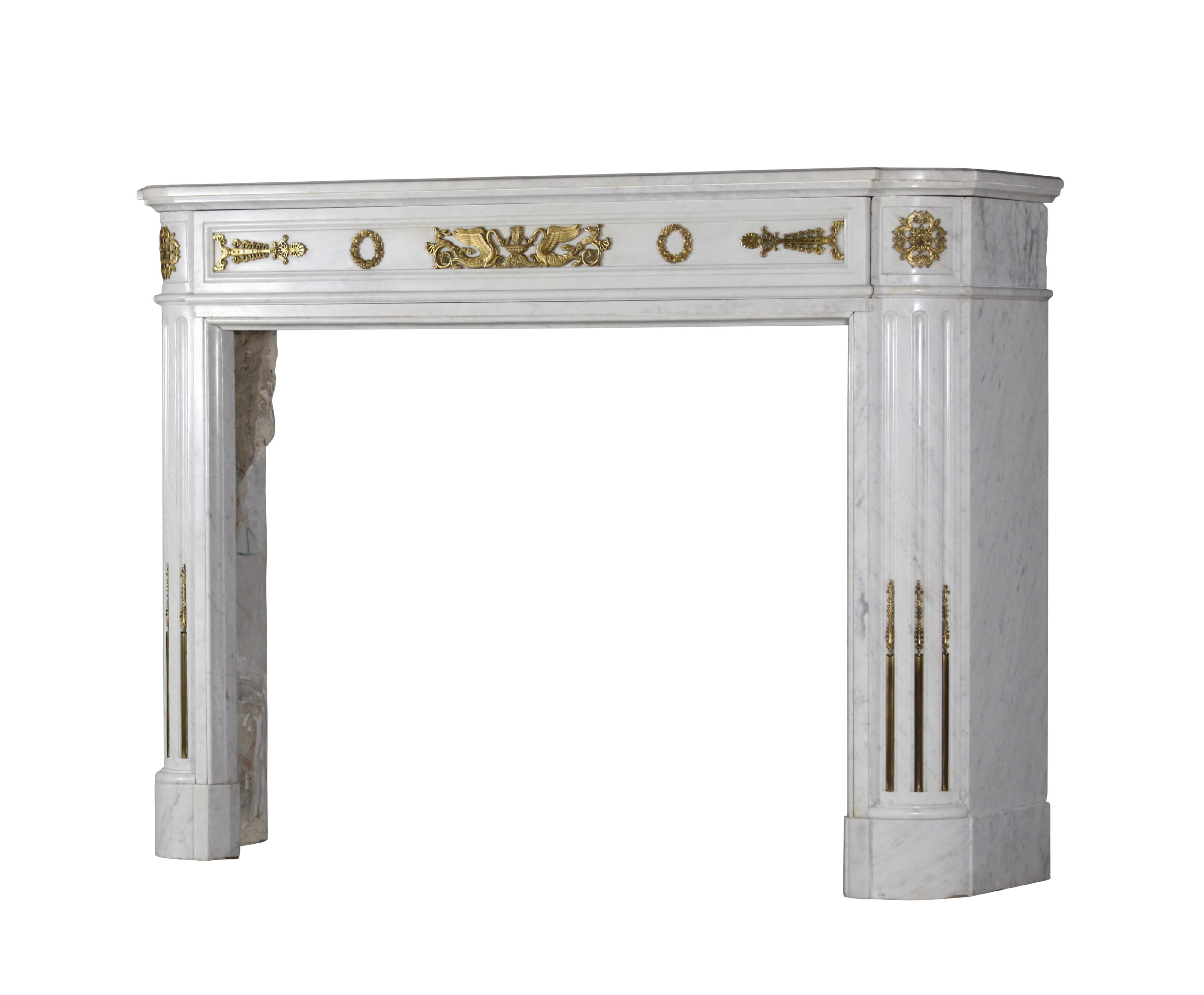Cet encadrement de cheminée vintage original est une pièce unique en son genre. Un véritable accroche-regard. Elle est influencée par les guerres menées par Napoléon en Egypte.
La cheminée est en parfait état et prête à être installée.
Le laiton