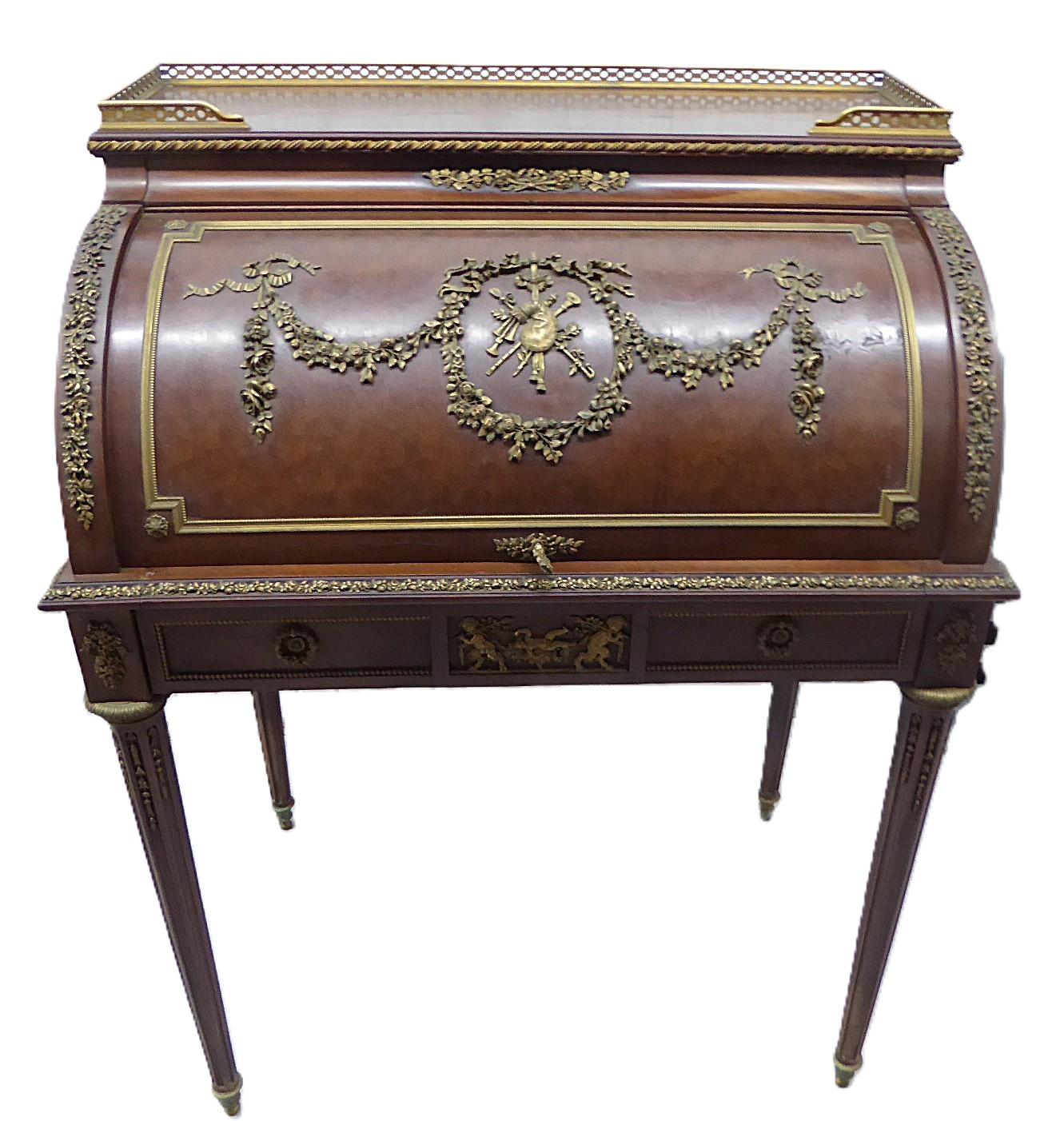 Este petit Bureau a Cylindre o escritorio rodante de finales del siglo XIX, que muestra la codiciada finura superior de François Linke, es una creación espléndida. De caoba con un profundo color ciruela y ricamente adornada con monturas de bronce