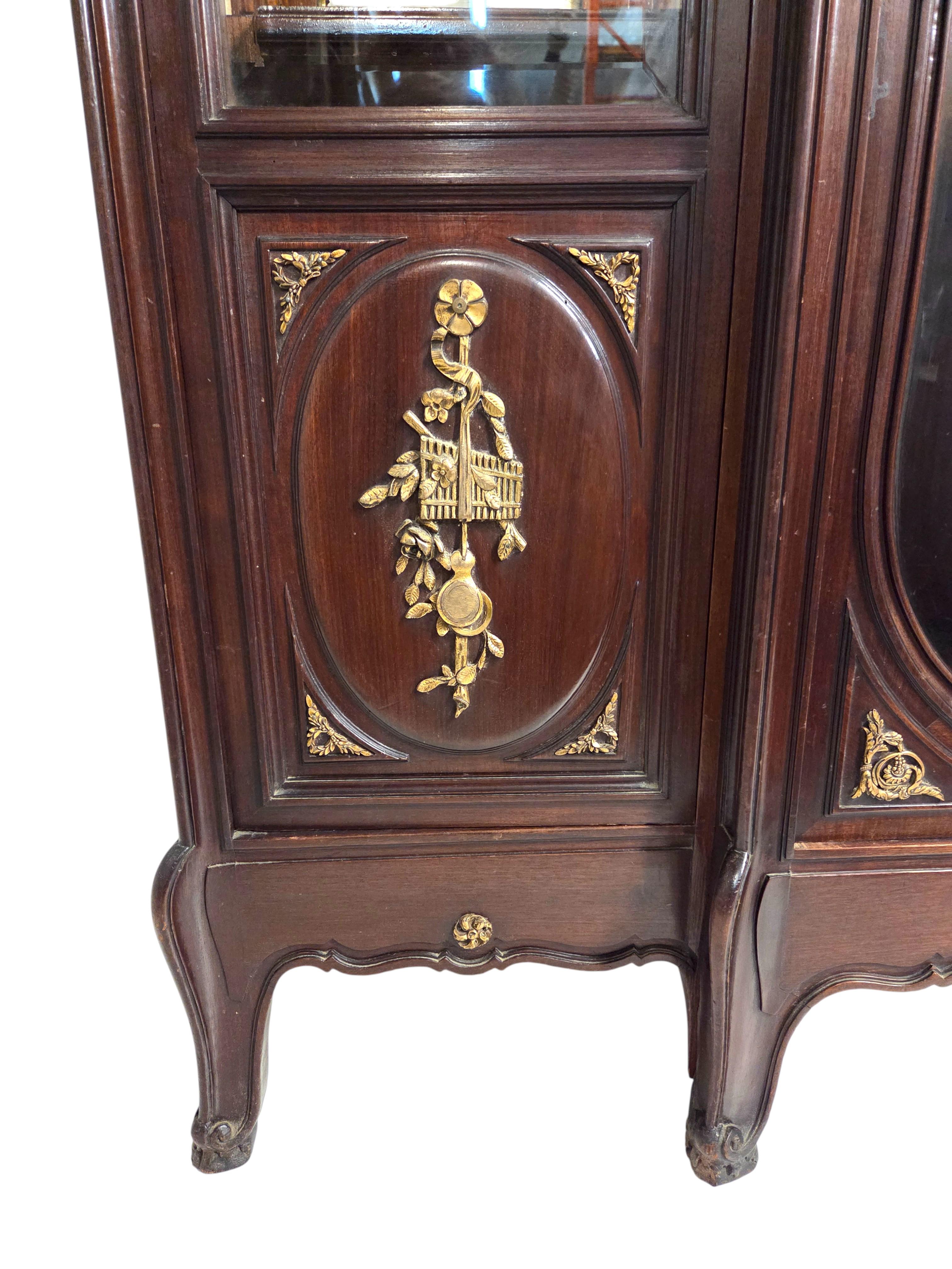 Raffinata vetrinetta francese del XIX secolo montata su bronzo / vitrine Henri Dasson In condizioni buone in vendita a New York City, NY