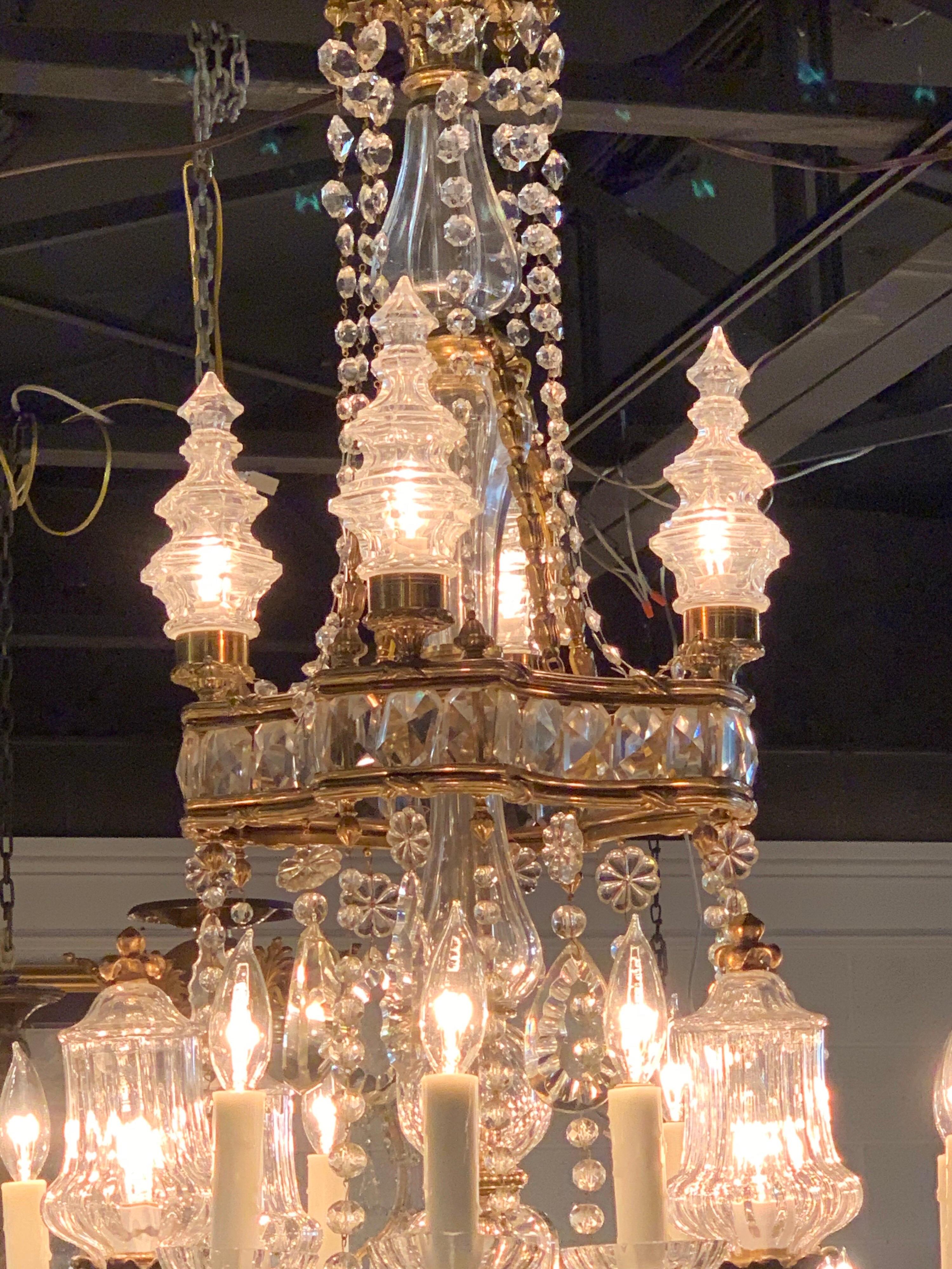 Spektakulärer französischer Kronleuchter aus vergoldeter Bronze und Kristall aus dem 19. Die Leuchte ist mit 20 Lichtern und einer Vielzahl von Kristallperlen und Prismen bestückt. Eine glitzernde Schönheit, die Sie sicher beeindrucken wird!