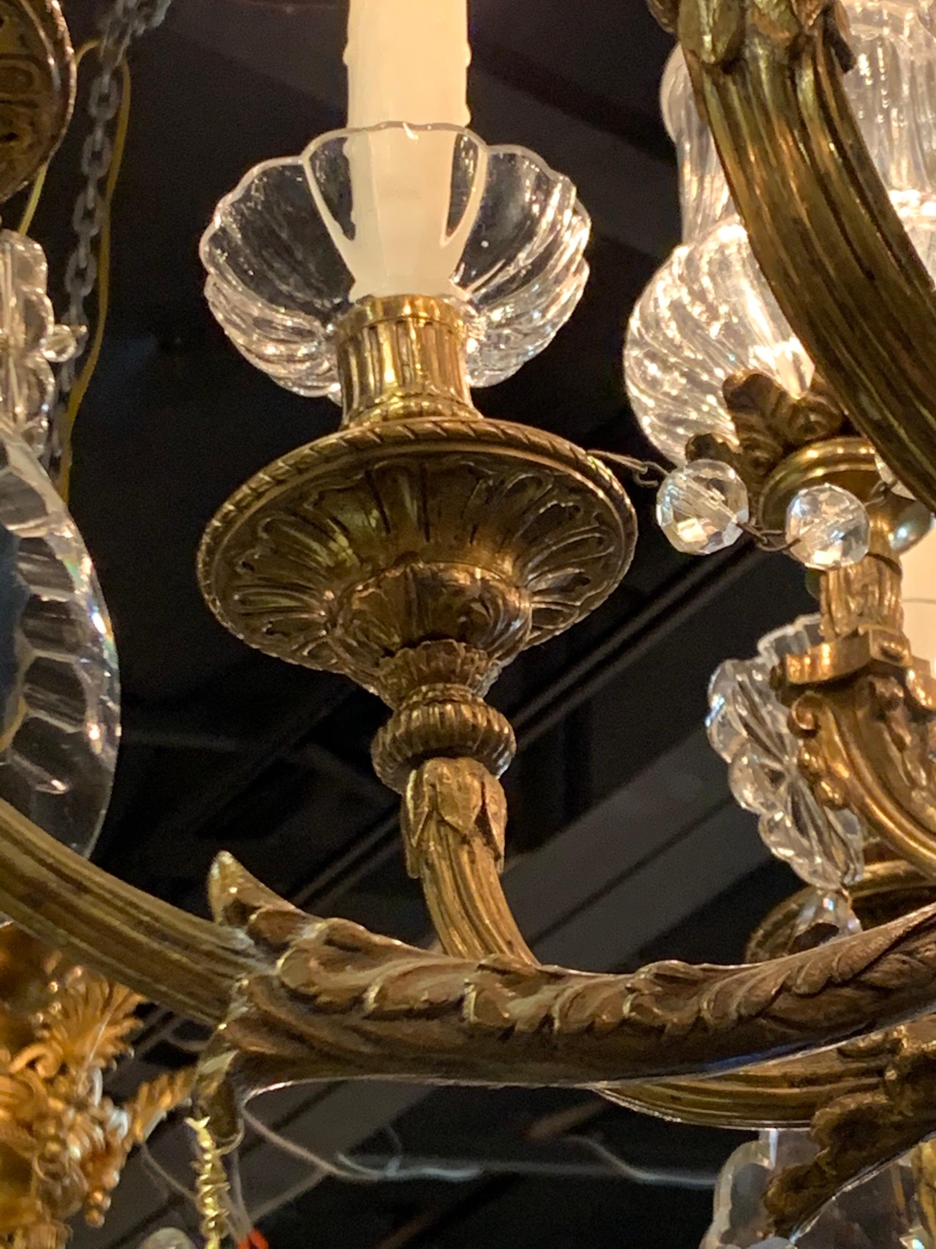 Französischer Kronleuchter aus vergoldeter Bronze und Kristall mit 20 Lichtern aus dem 19. Jahrhundert im Zustand „Gut“ im Angebot in Dallas, TX