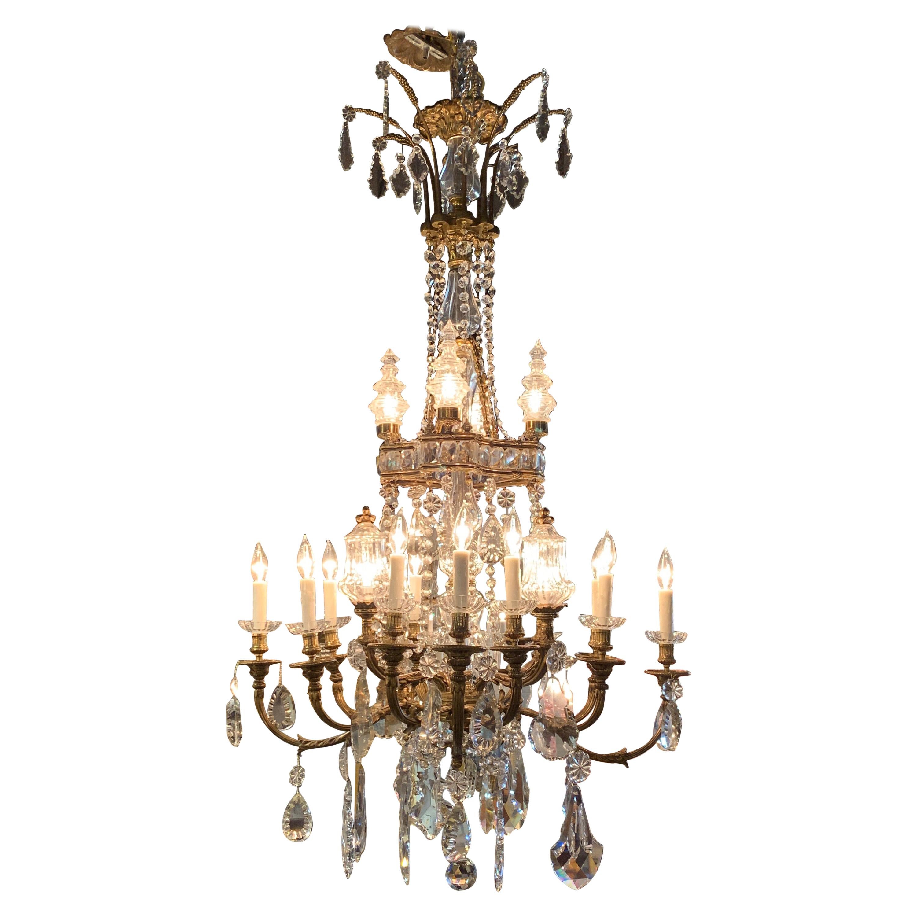 Raffinato lampadario a 20 luci in bronzo dorato e cristallo francese del XIX secolo