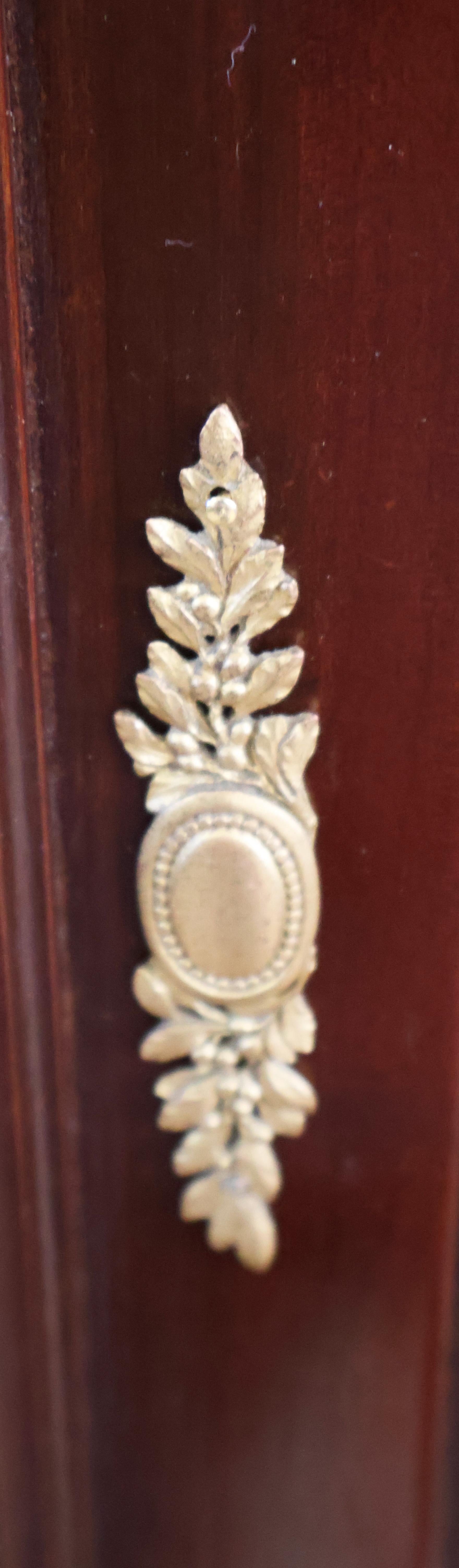 Armoire Vitrine francese del 19° secolo in legno di quercia con bronzo e ormeggio in vendita 3