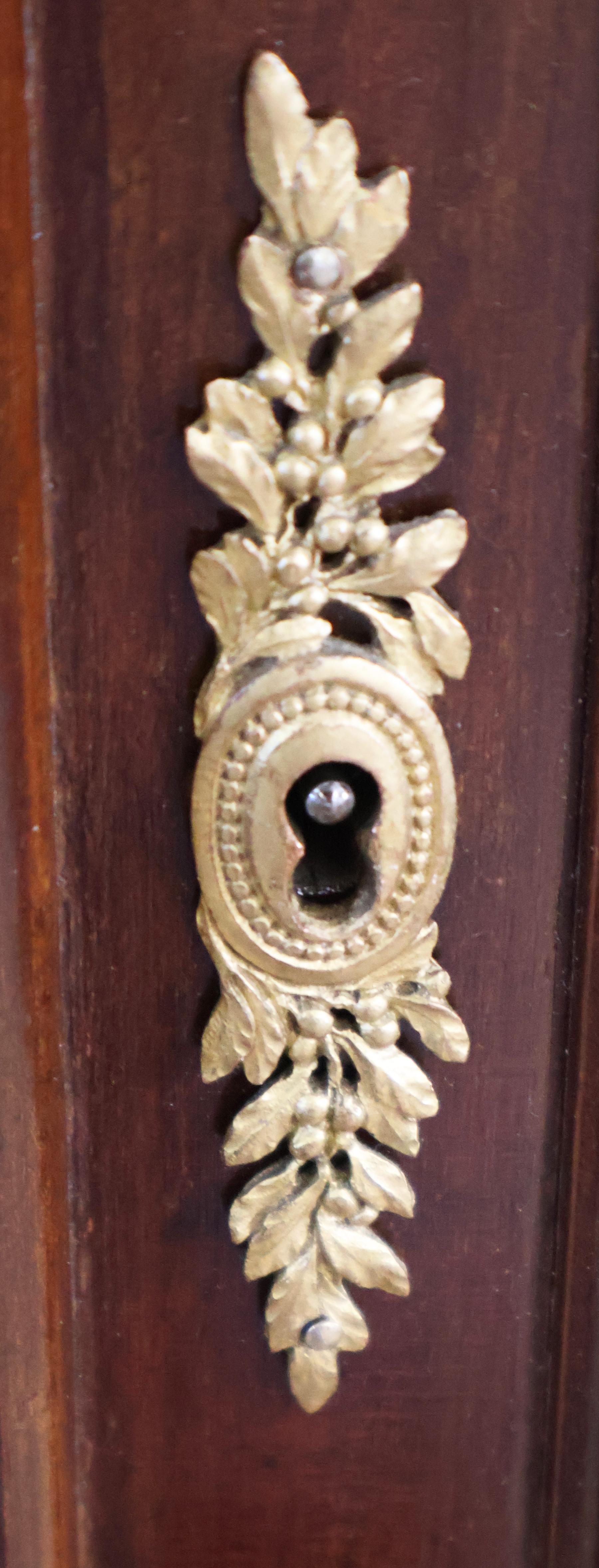 Armoire Vitrine francese del 19° secolo in legno di quercia con bronzo e ormeggio in vendita 4