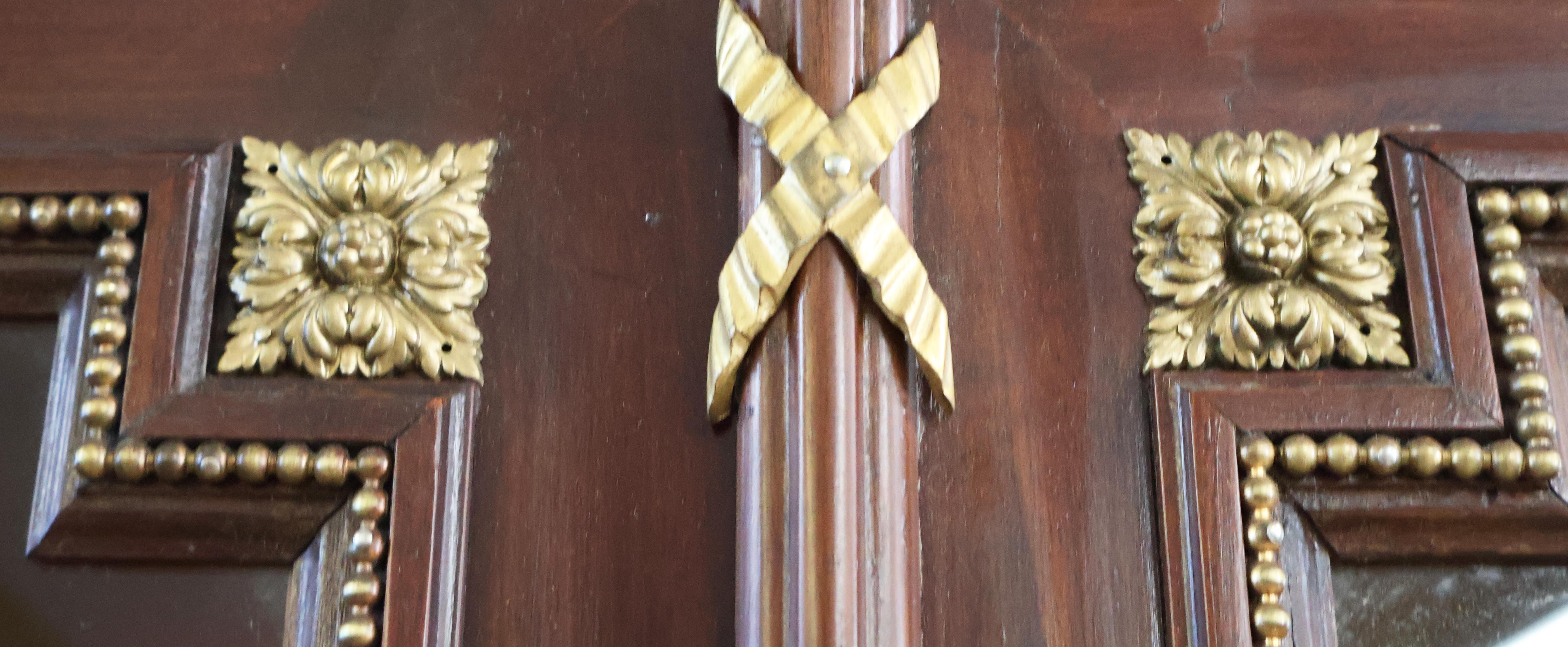 Armoire Vitrine francese del 19° secolo in legno di quercia con bronzo e ormeggio in vendita 5