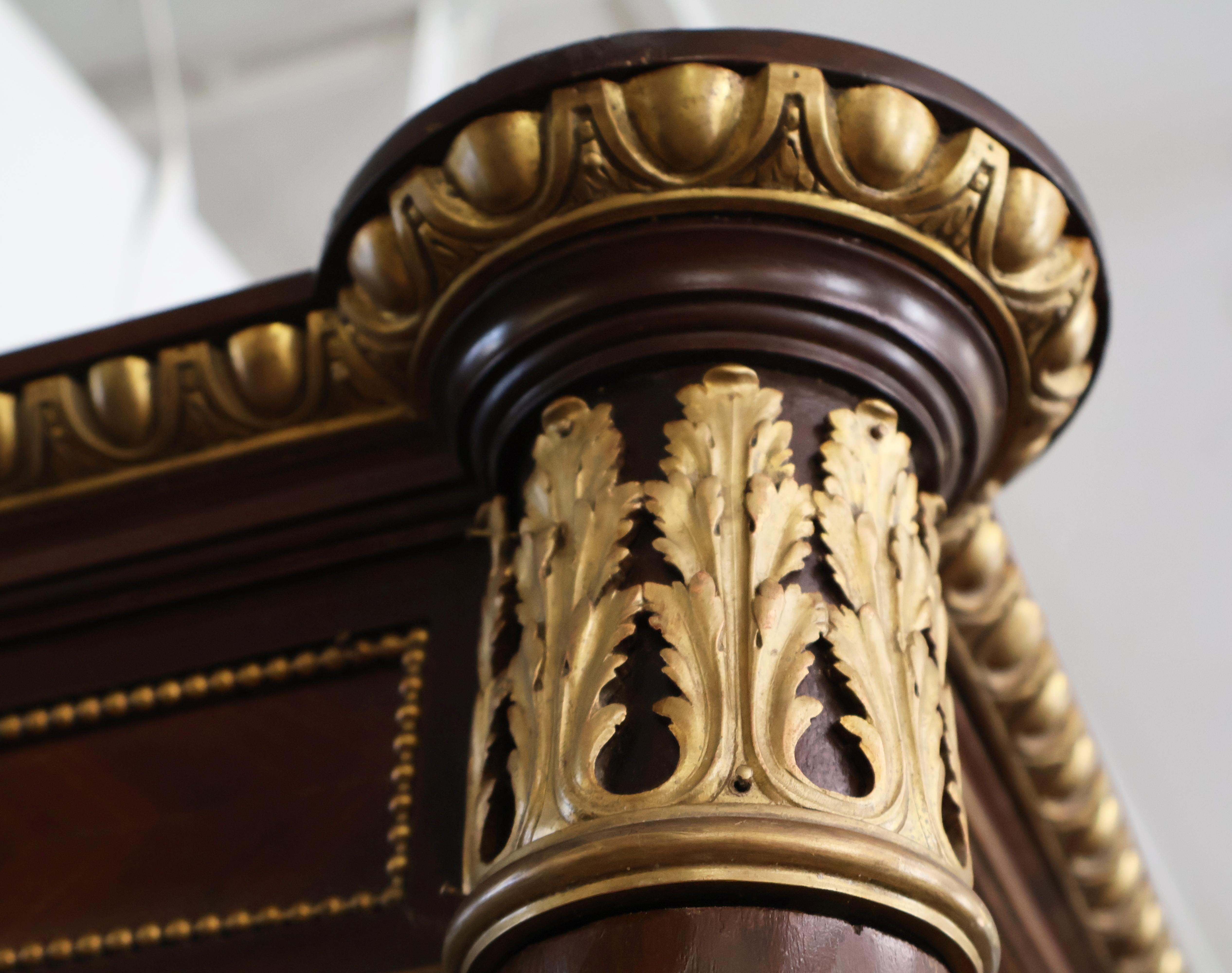 Armoire Vitrine francese del 19° secolo in legno di quercia con bronzo e ormeggio in vendita 6