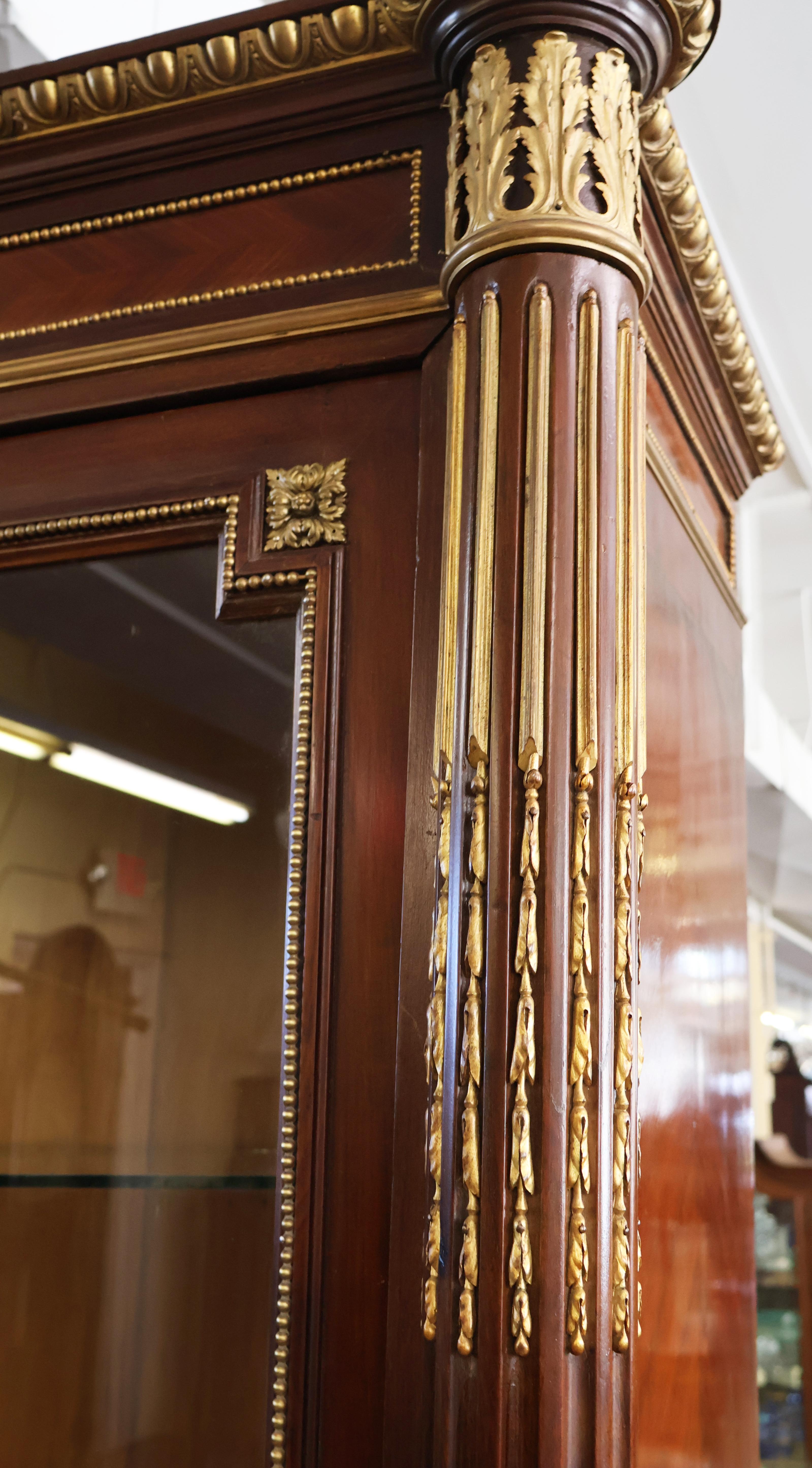 Armoire Vitrine francese del 19° secolo in legno di quercia con bronzo e ormeggio in vendita 7