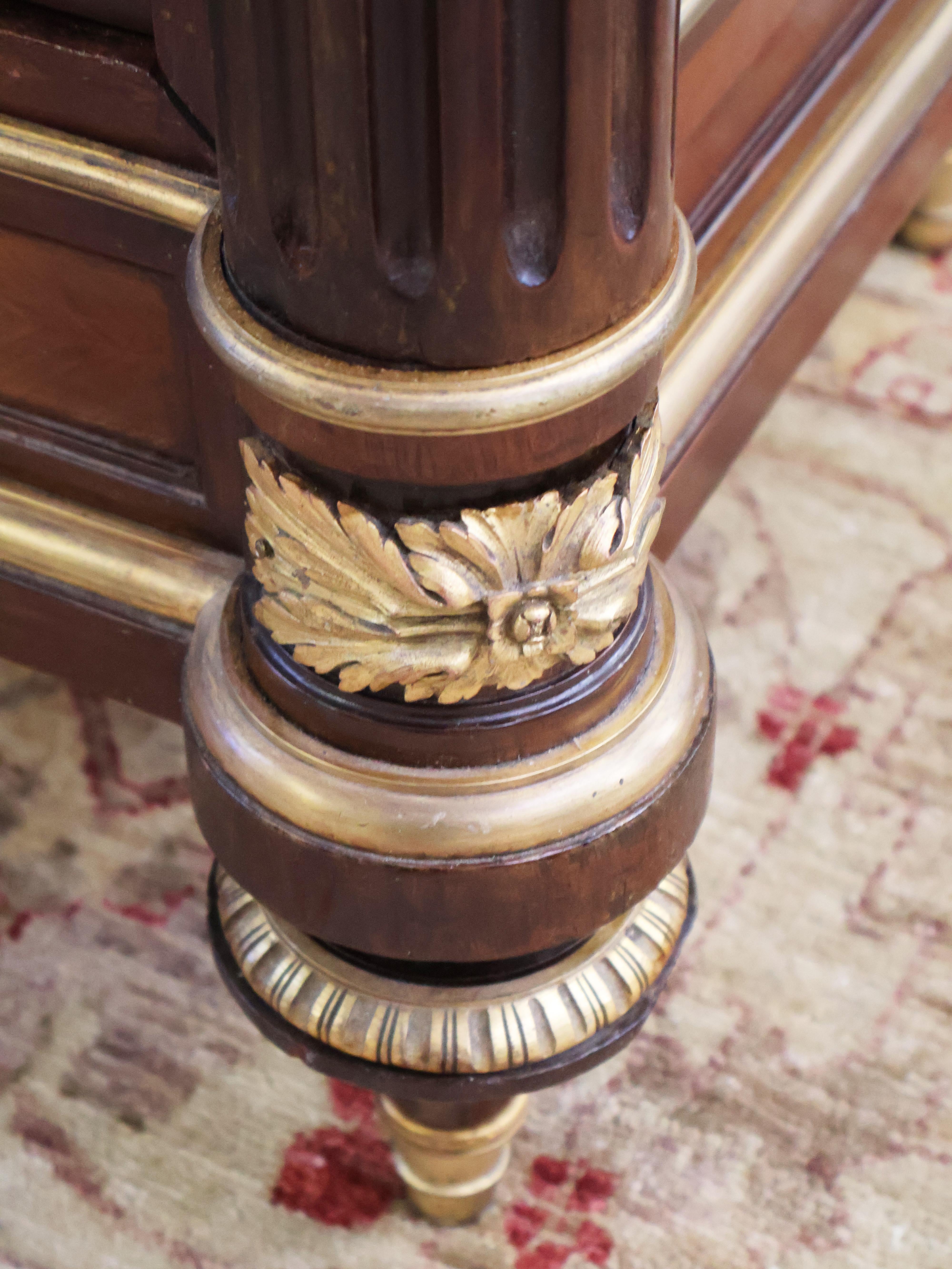 Armoire Vitrine francese del 19° secolo in legno di quercia con bronzo e ormeggio in vendita 8