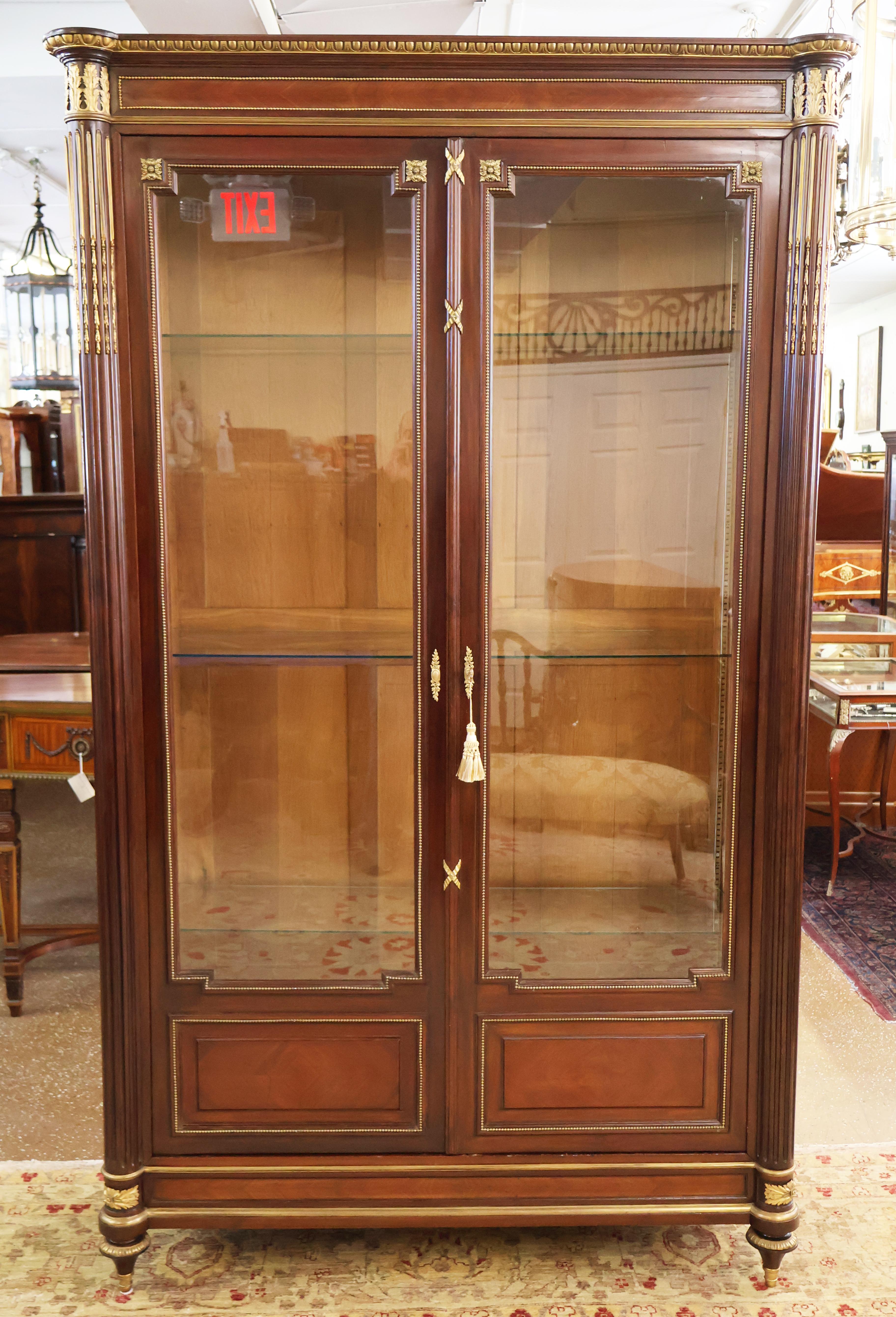 Raffinato armadio francese del XIX secolo in legno di quercia e bronzo con ormeggio, armadietto per le porcellane e vitrine 

Dimensioni: 91