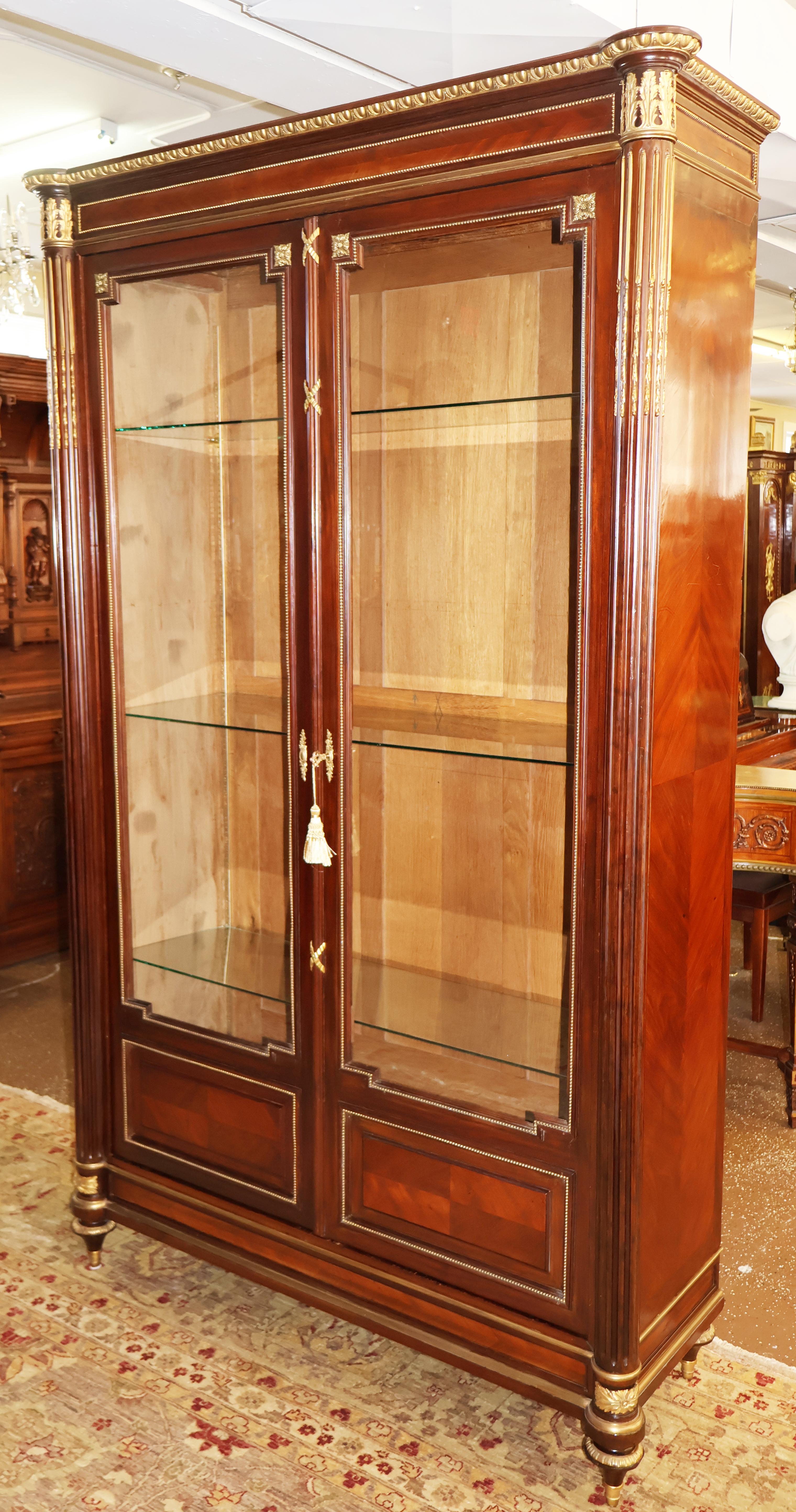 Luigi XVI Armoire Vitrine francese del 19° secolo in legno di quercia con bronzo e ormeggio in vendita