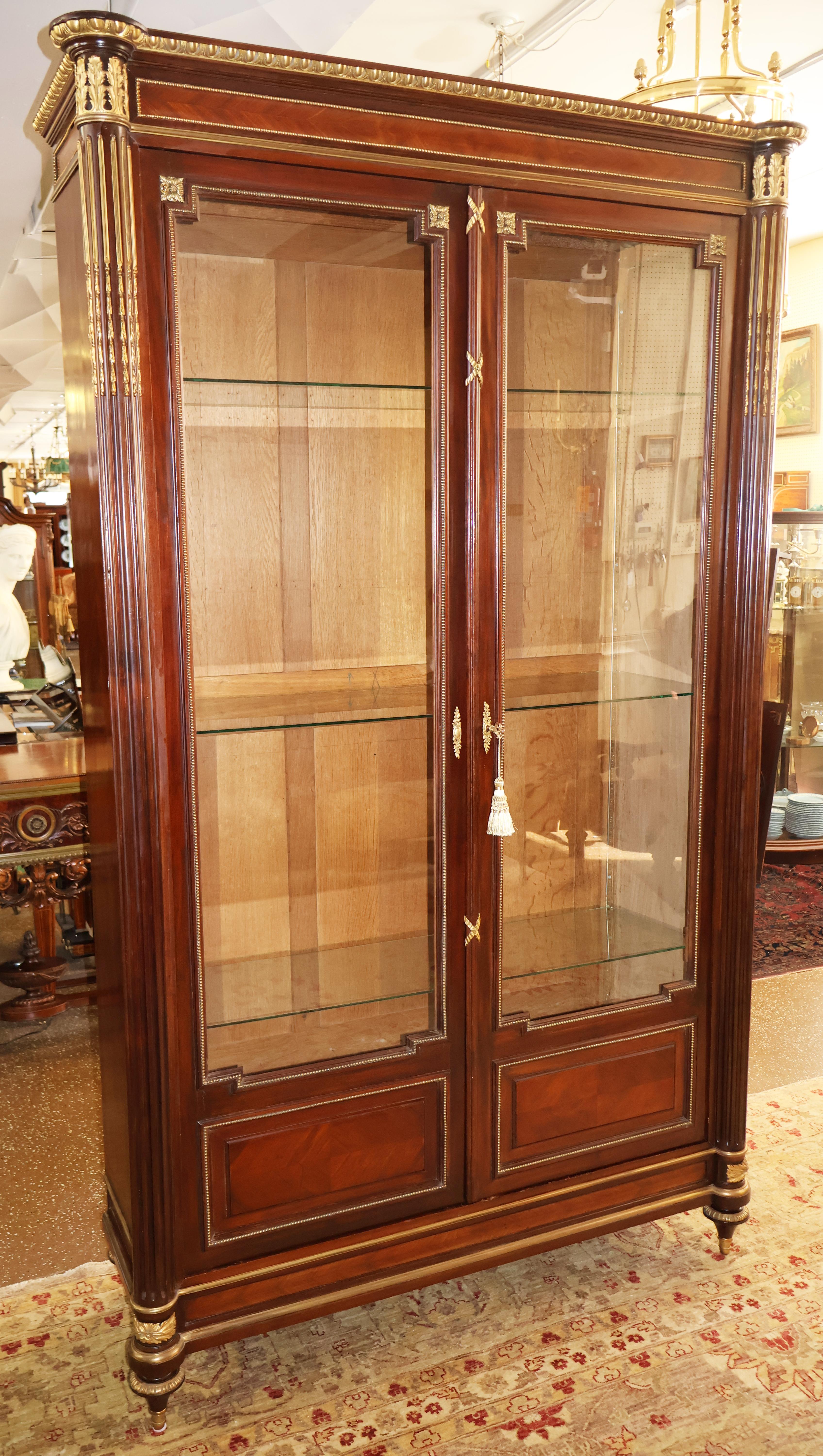 Francese Armoire Vitrine francese del 19° secolo in legno di quercia con bronzo e ormeggio in vendita