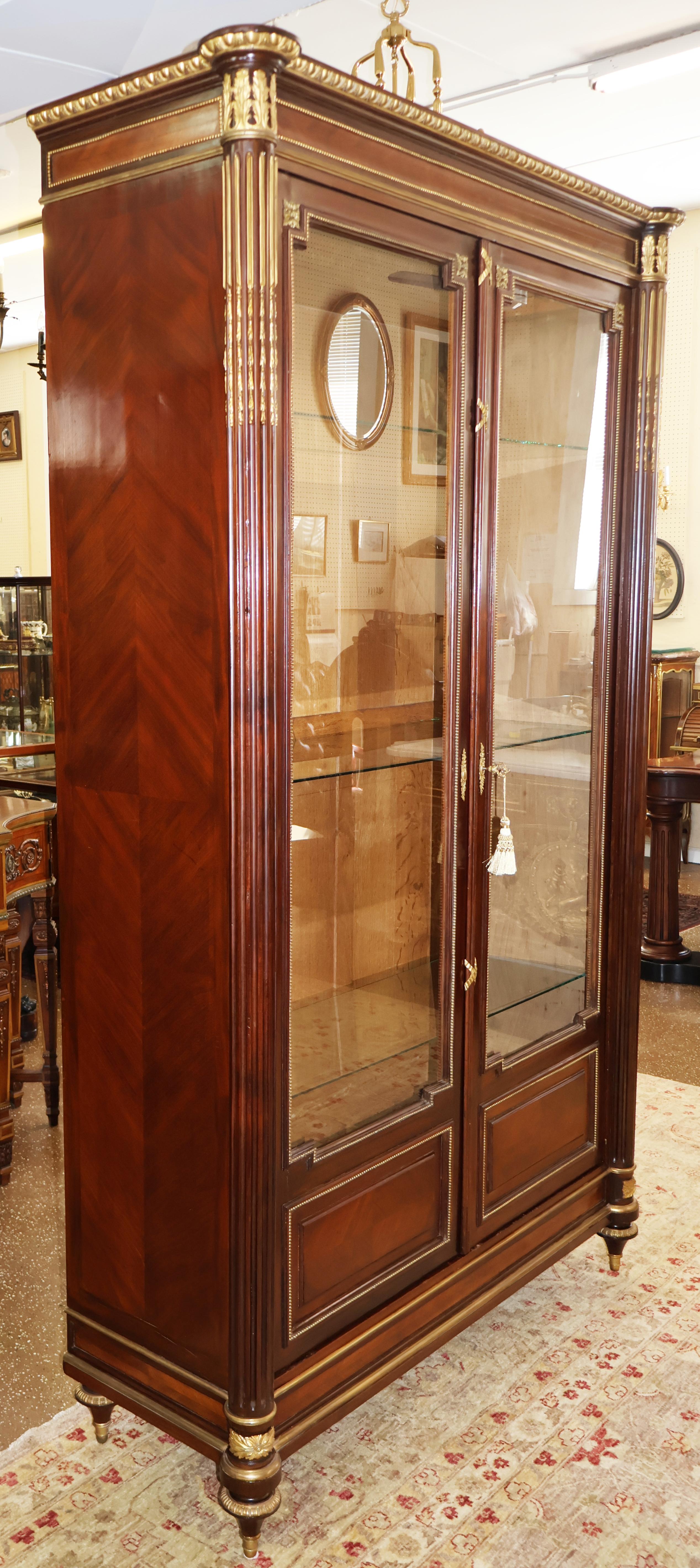 XIX secolo Armoire Vitrine francese del 19° secolo in legno di quercia con bronzo e ormeggio in vendita