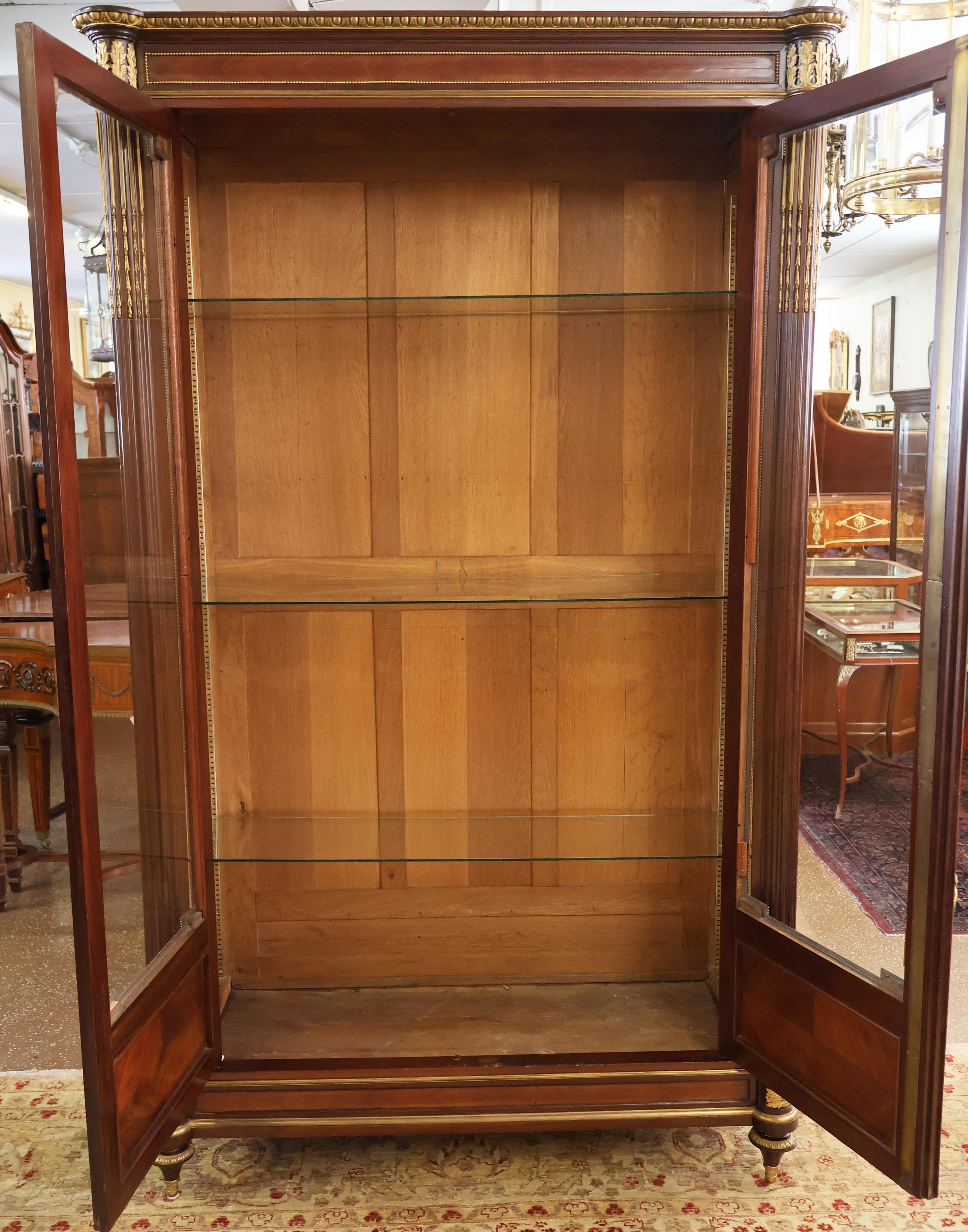 Palissandro Armoire Vitrine francese del 19° secolo in legno di quercia con bronzo e ormeggio in vendita