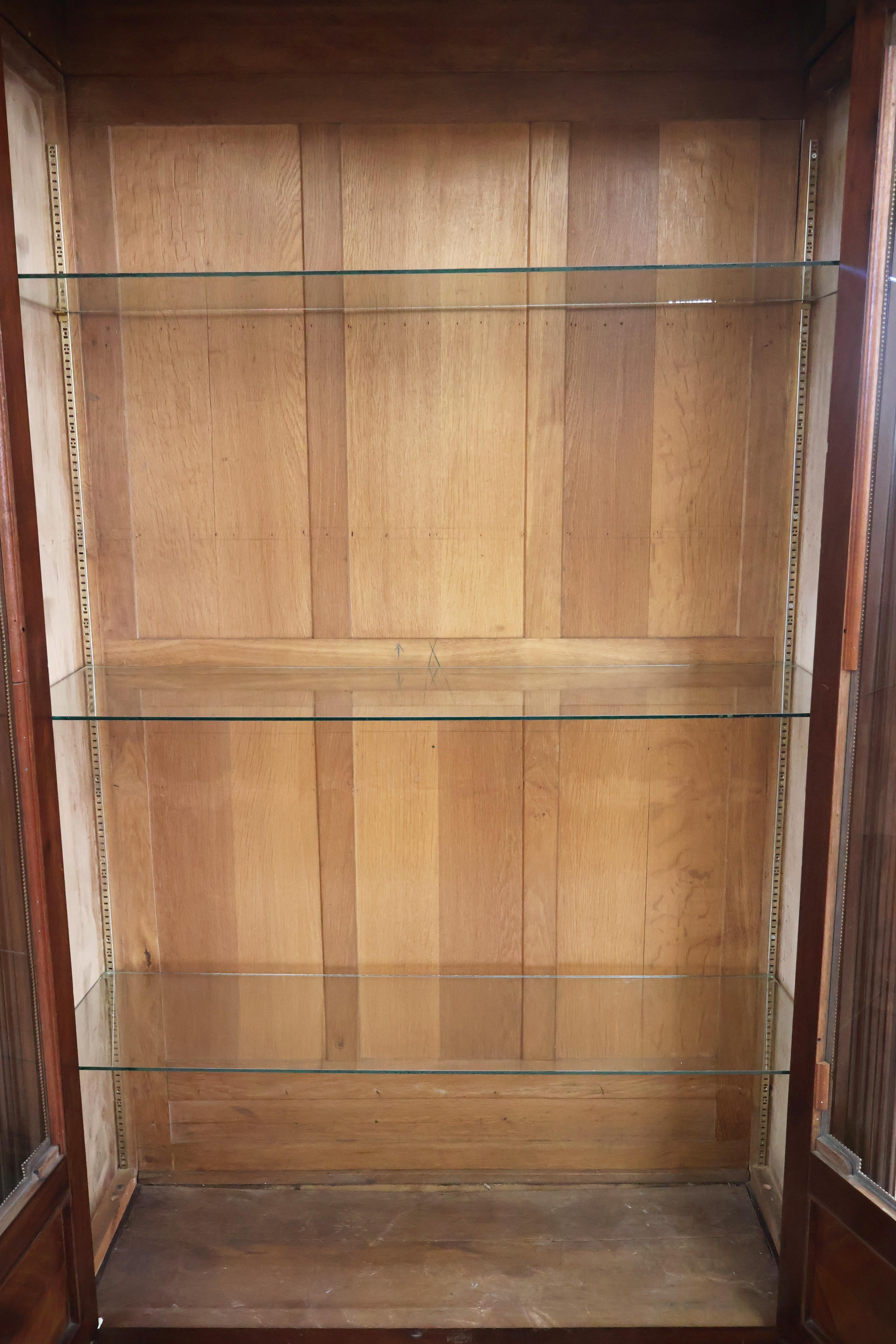 Armoire Vitrine francese del 19° secolo in legno di quercia con bronzo e ormeggio in vendita 1