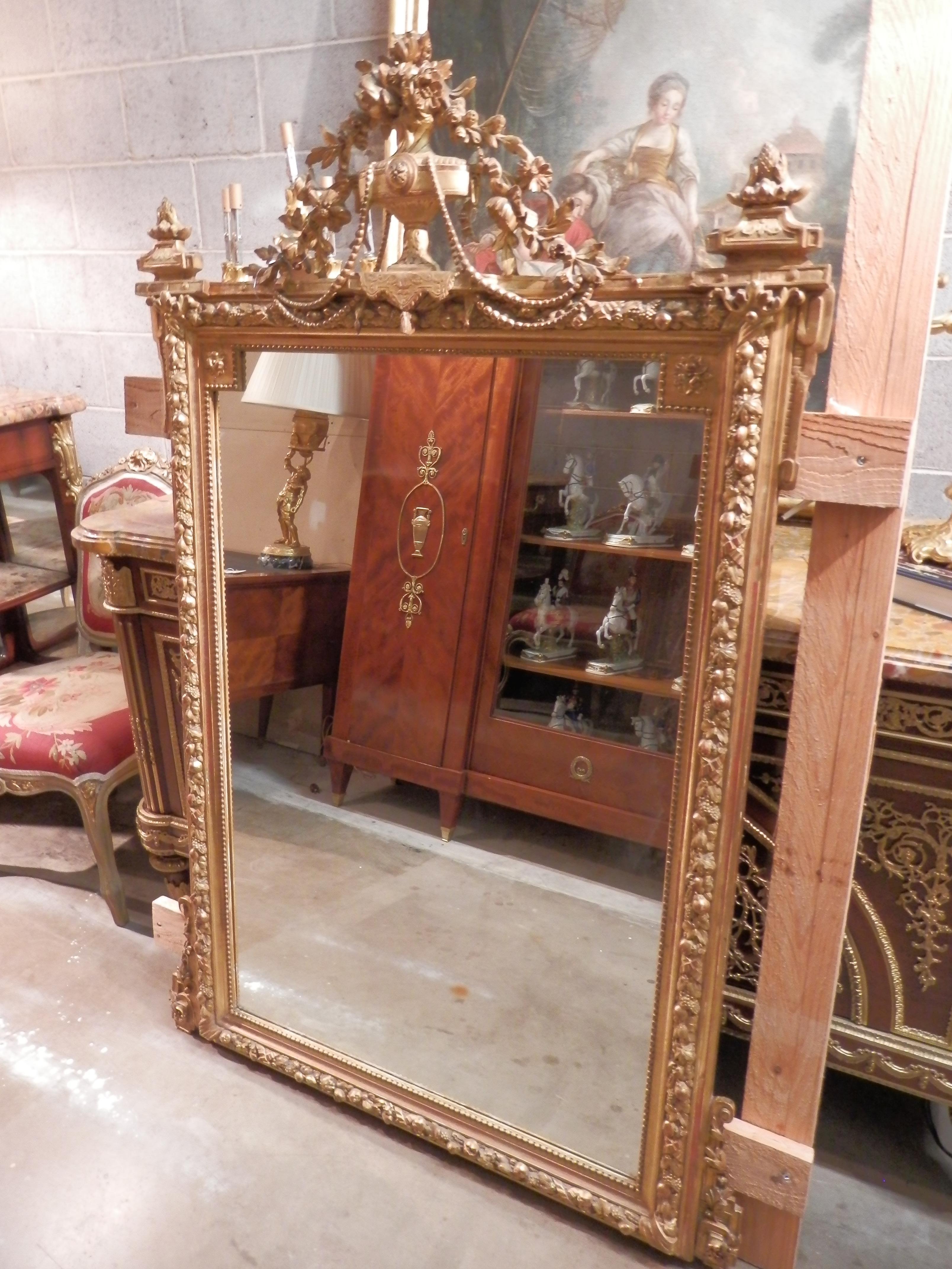 Miroir Louis XVI français du XIXe siècle, sculpté et doré en vente 1