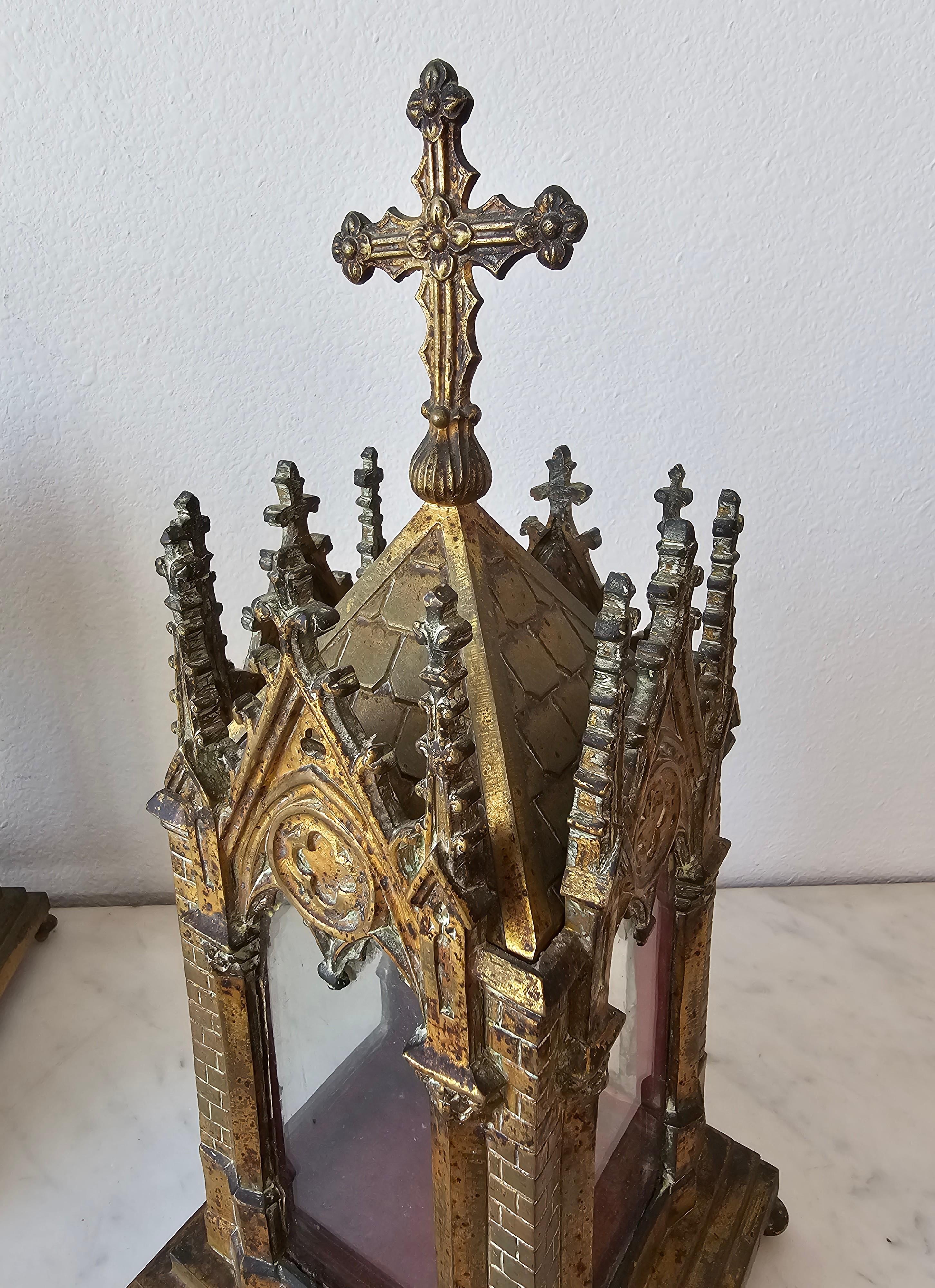 Französisches neogotisches Kirchenreliquary-Paar aus vergoldetem Metall aus dem 19. Jahrhundert im Angebot 4