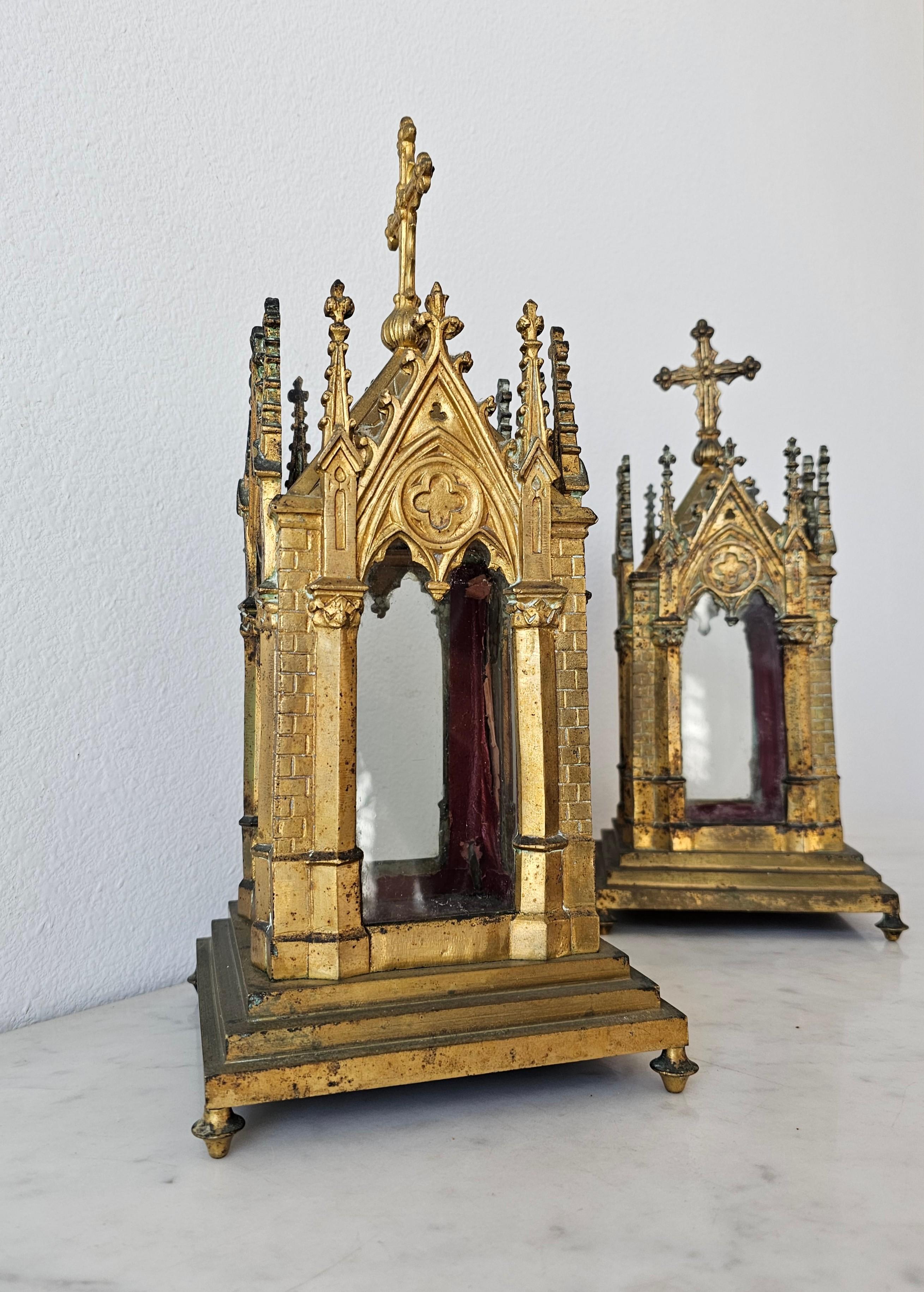 Französisches neogotisches Kirchenreliquary-Paar aus vergoldetem Metall aus dem 19. Jahrhundert (Vergoldet) im Angebot