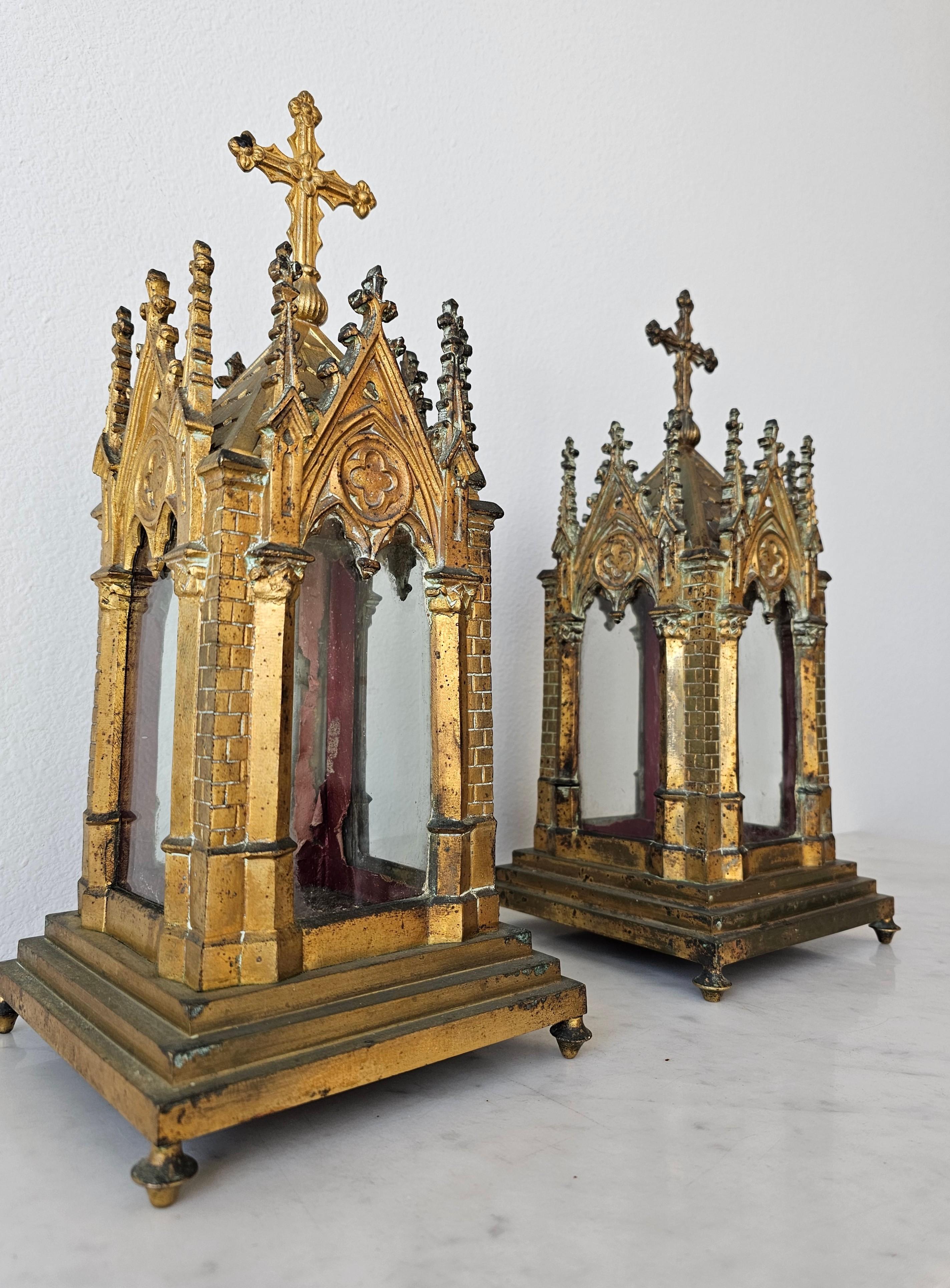 Französisches neogotisches Kirchenreliquary-Paar aus vergoldetem Metall aus dem 19. Jahrhundert im Zustand „Gut“ im Angebot in Forney, TX
