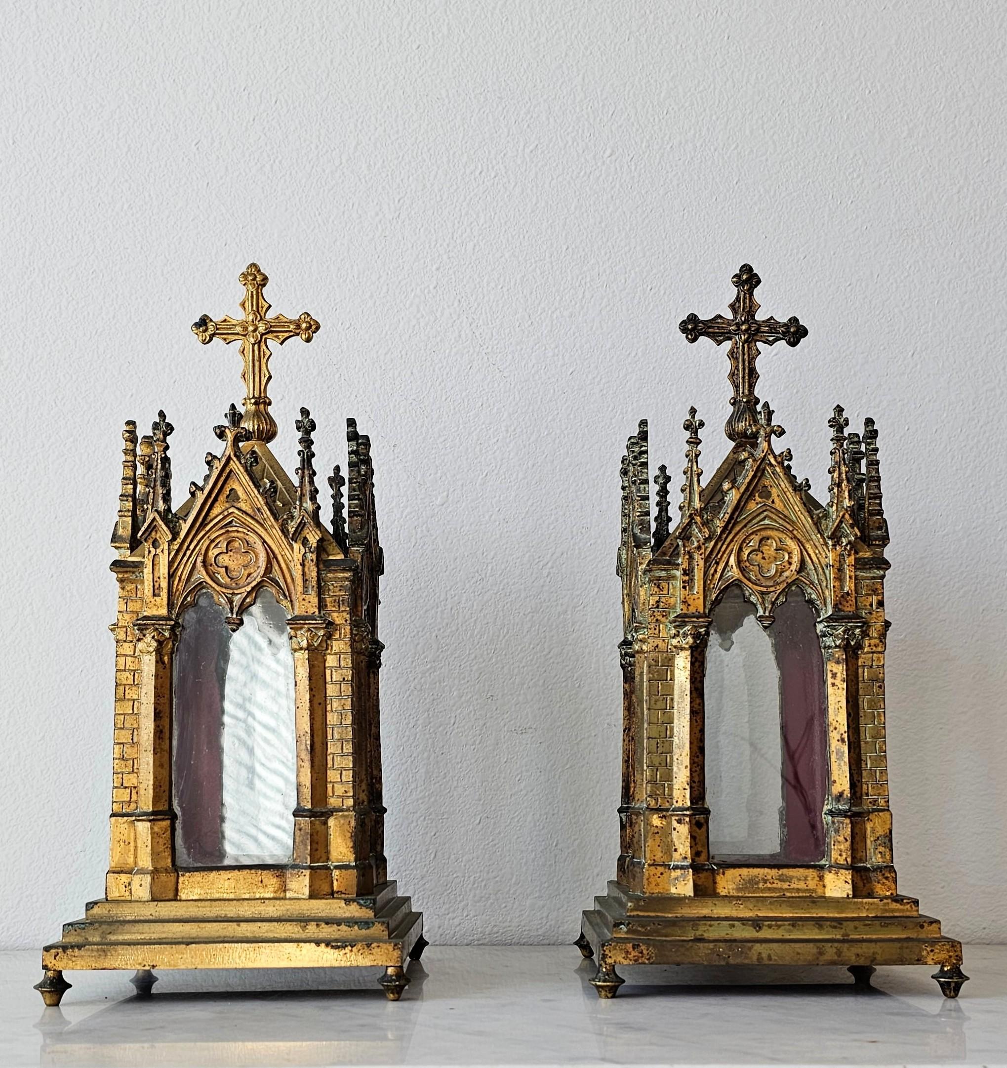 Französisches neogotisches Kirchenreliquary-Paar aus vergoldetem Metall aus dem 19. Jahrhundert (Messing) im Angebot