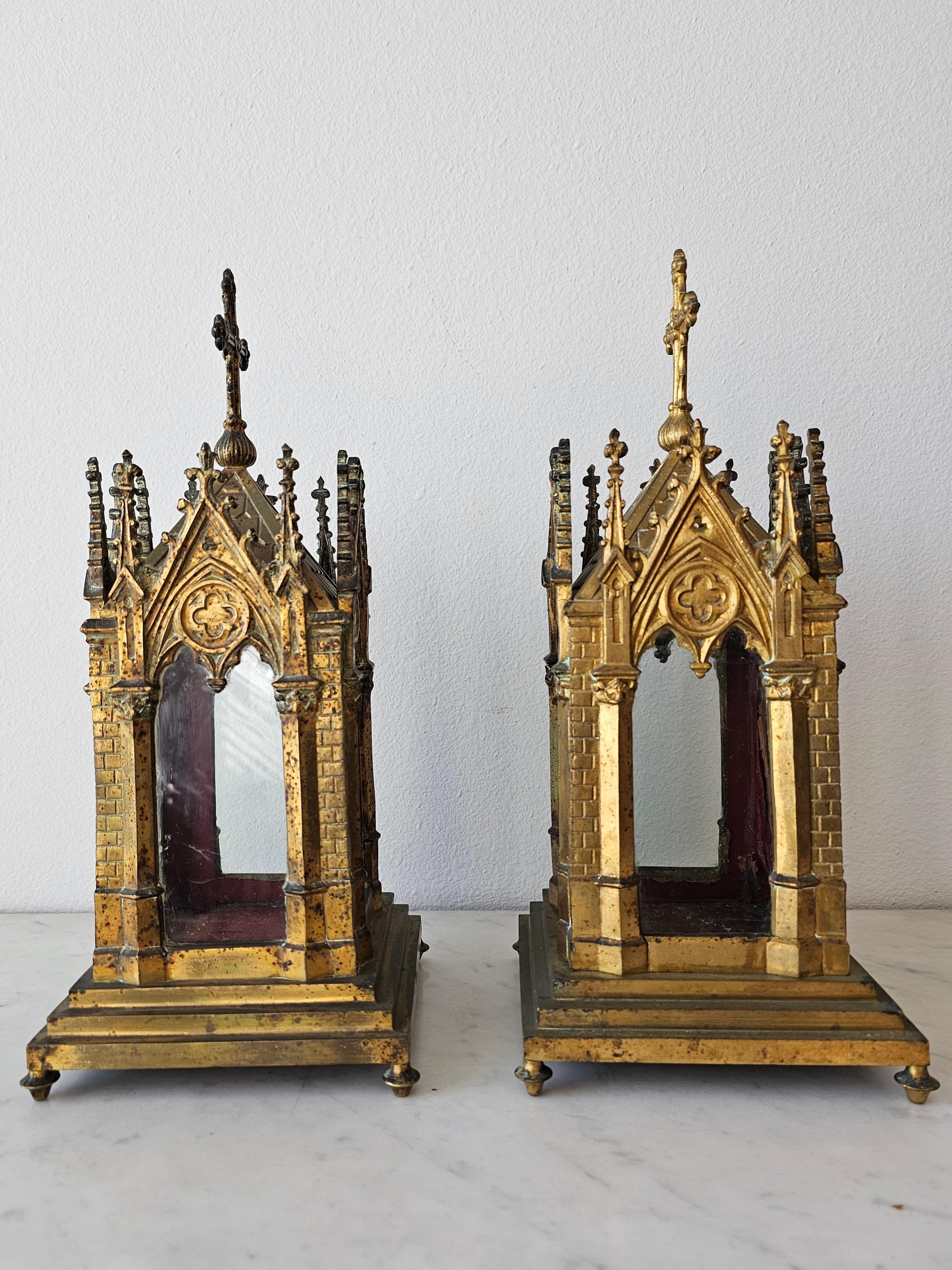 Französisches neogotisches Kirchenreliquary-Paar aus vergoldetem Metall aus dem 19. Jahrhundert im Angebot 1