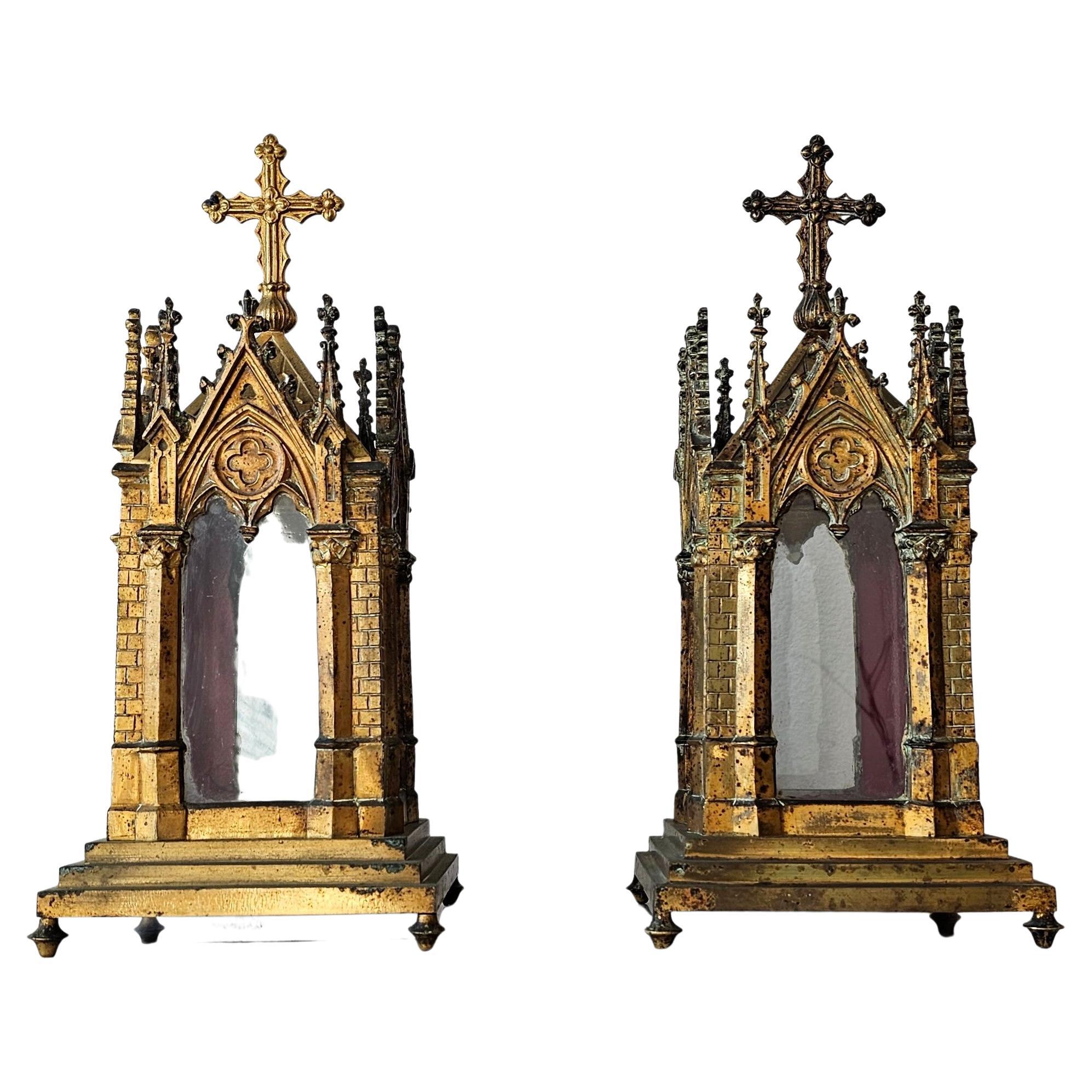Fino par de relicarios neogóticos franceses del siglo XIX de metal dorado para iglesias catedralicias