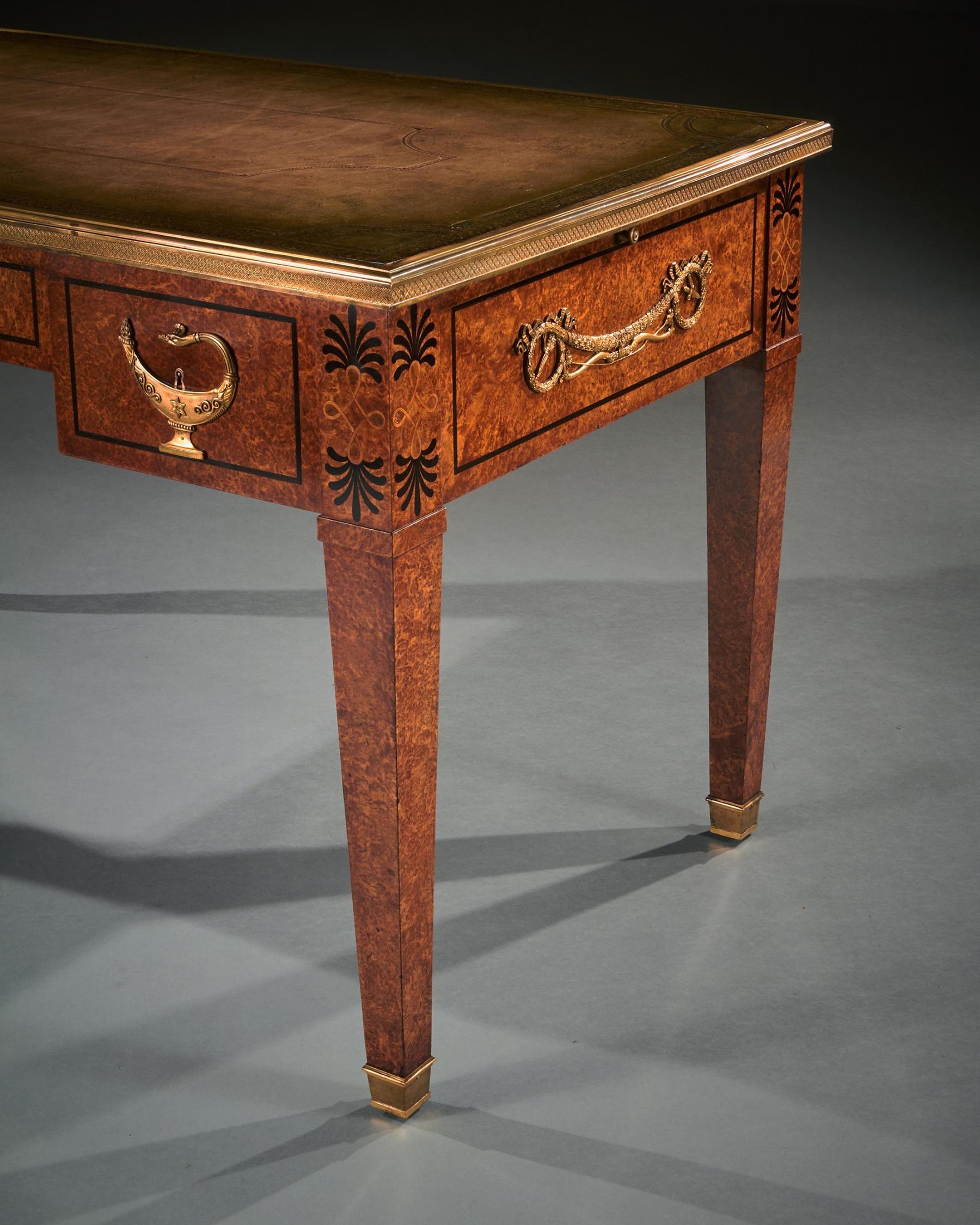 Bronzo Scrittura in stile neoclassico francese del XIX secolo con montatura in amboyna e bronzo dorato in vendita