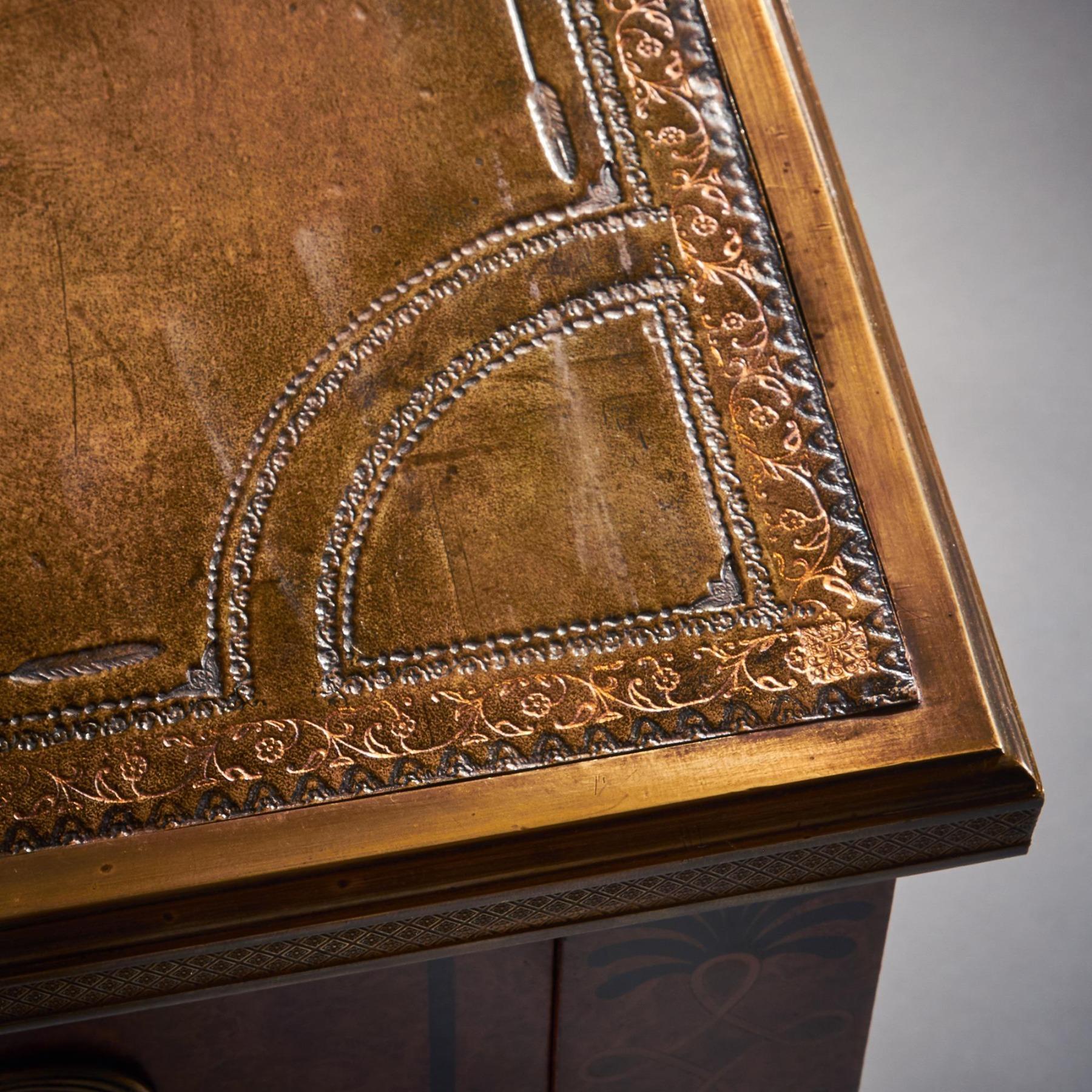 Scrittura in stile neoclassico francese del XIX secolo con montatura in amboyna e bronzo dorato in vendita 2