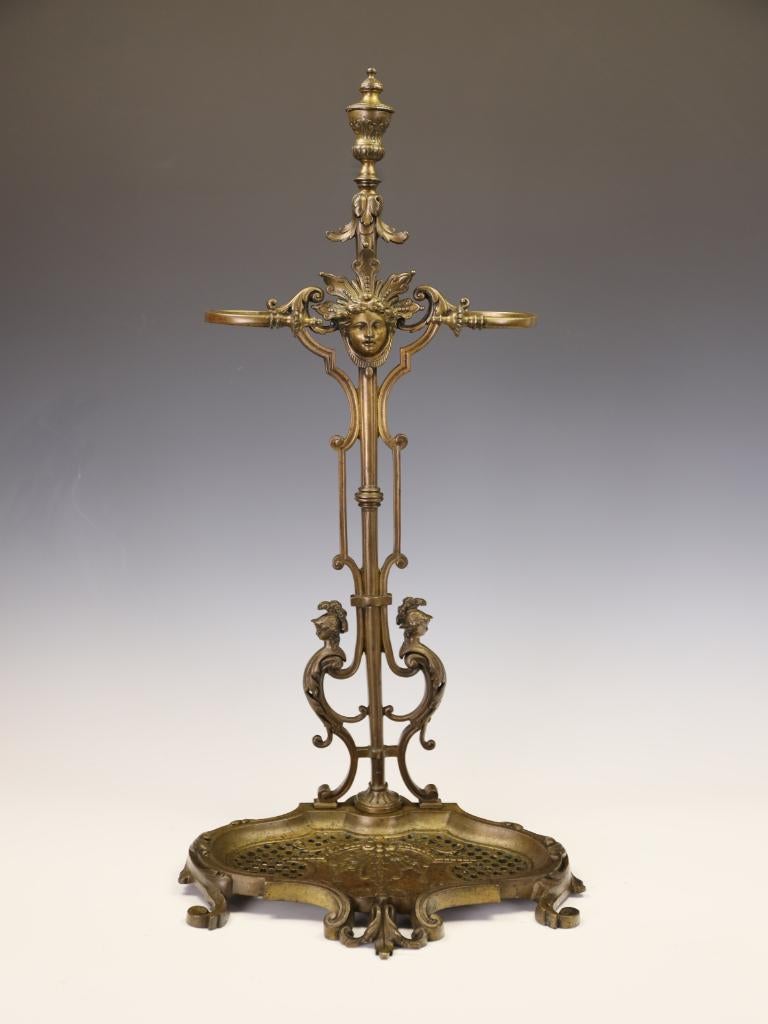 Fino candelabro francés de ormolina del siglo XIX, circa 1870
Este elegante atril de bronce dorado, de gran calidad y llamativa presencia, personifica el refinado gusto francés de finales del Napoleón y del Segundo Imperio. El soporte, finamente