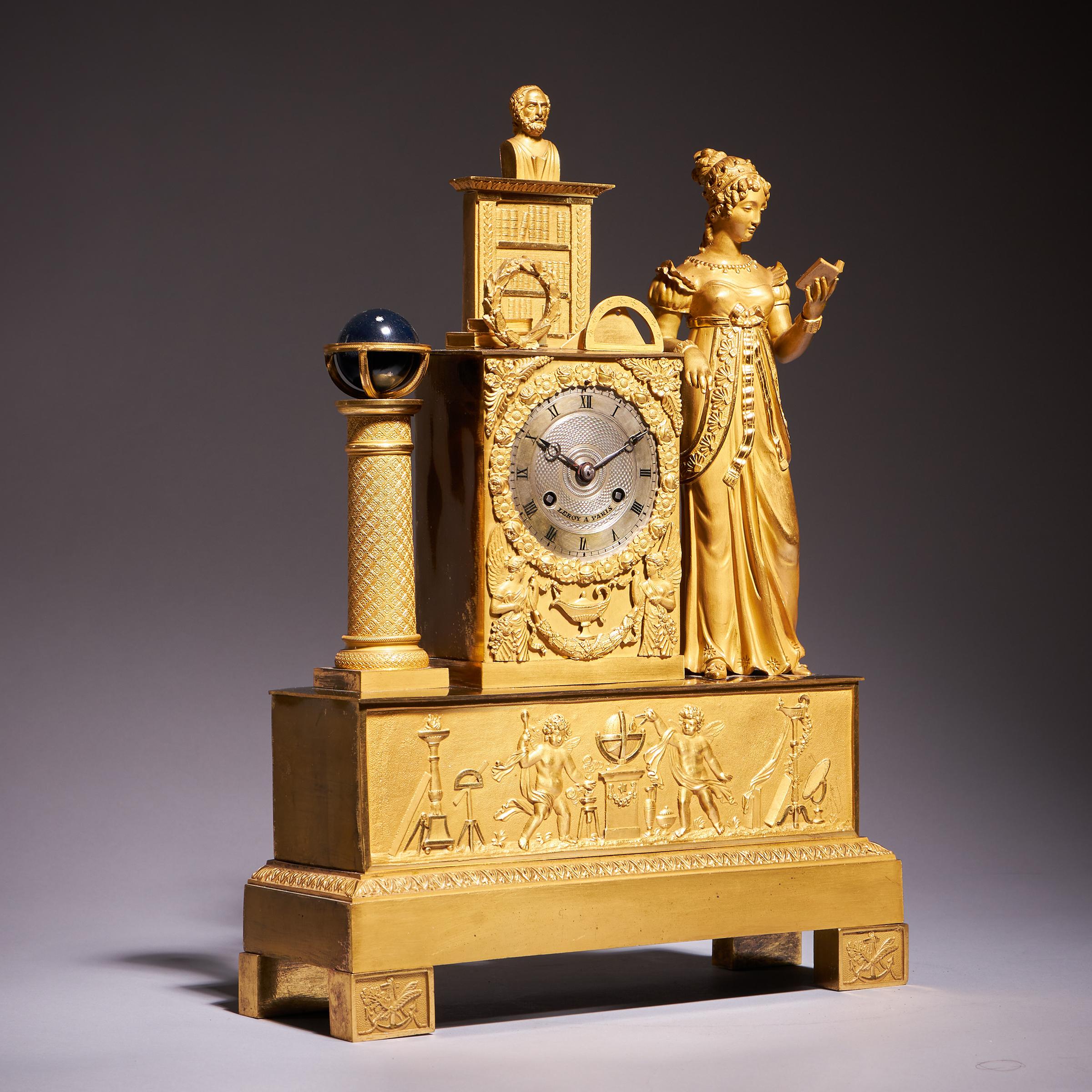 Laiton Belle pendule de cheminée française du 19e siècle en bronze doré par Leroy à Paris, vers 1825 en vente