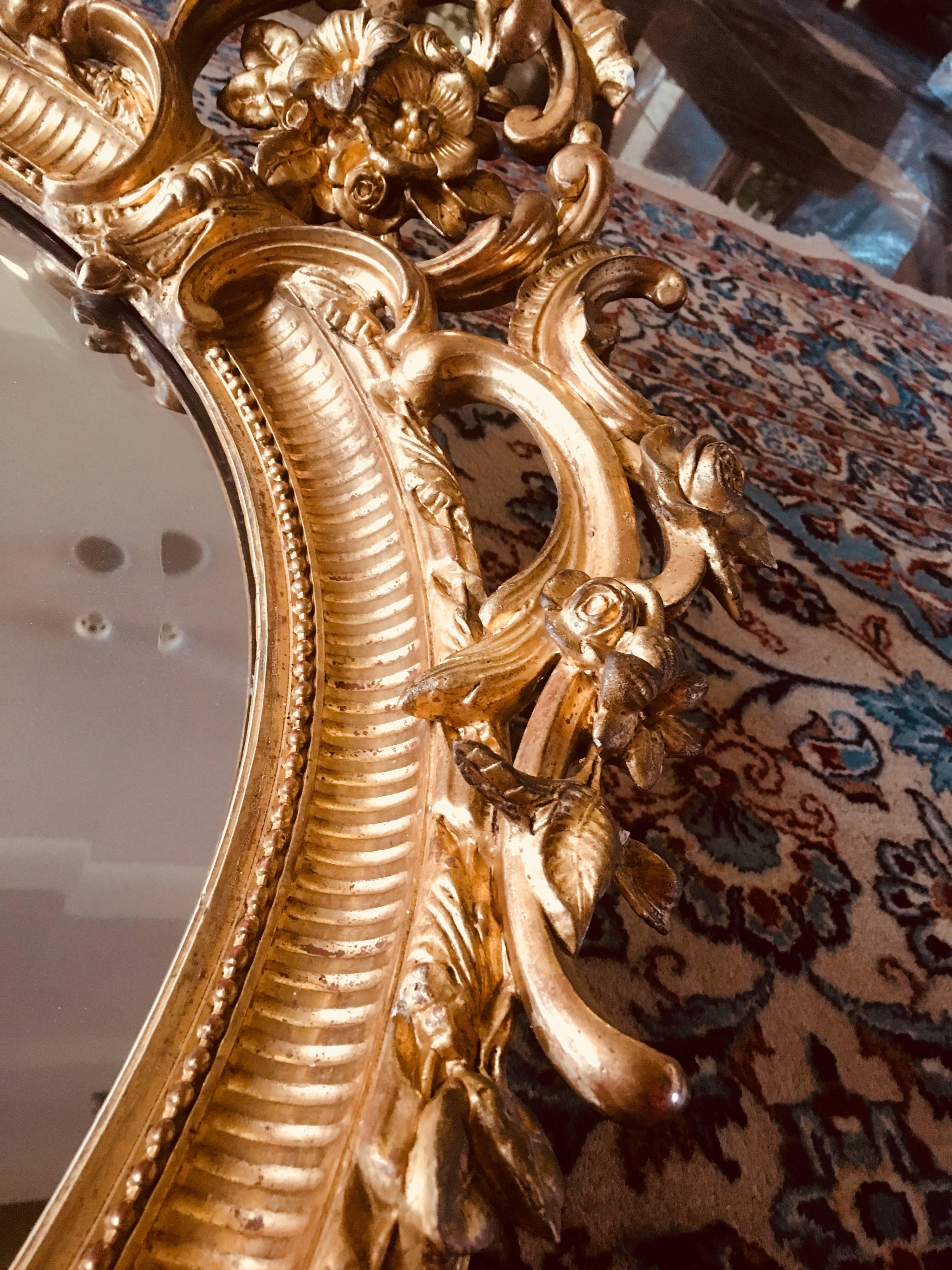 Raffinato specchio ovale francese del XIX secolo del periodo di Napoleone III in legno dorato intagliato In condizioni buone in vendita a Sofia, BG
