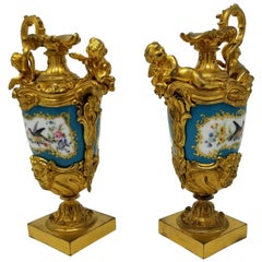 Fine aiguières françaises du 19ème siècle de style Svres en porcelaine et bronze Dor