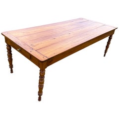 Bonita mesa de comedor francesa del siglo XIX, de nogal y olmo, con patas torneadas y un cajón
