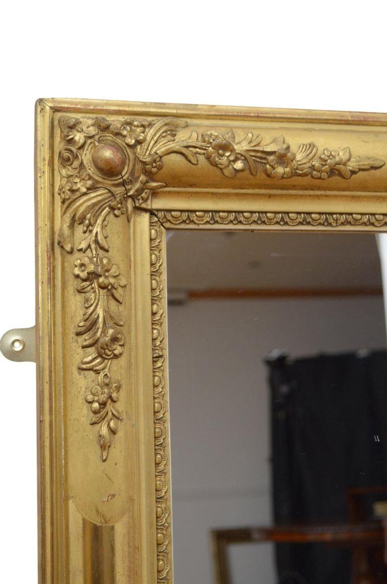 Bois doré Miroir mural doré du 19e siècle en vente