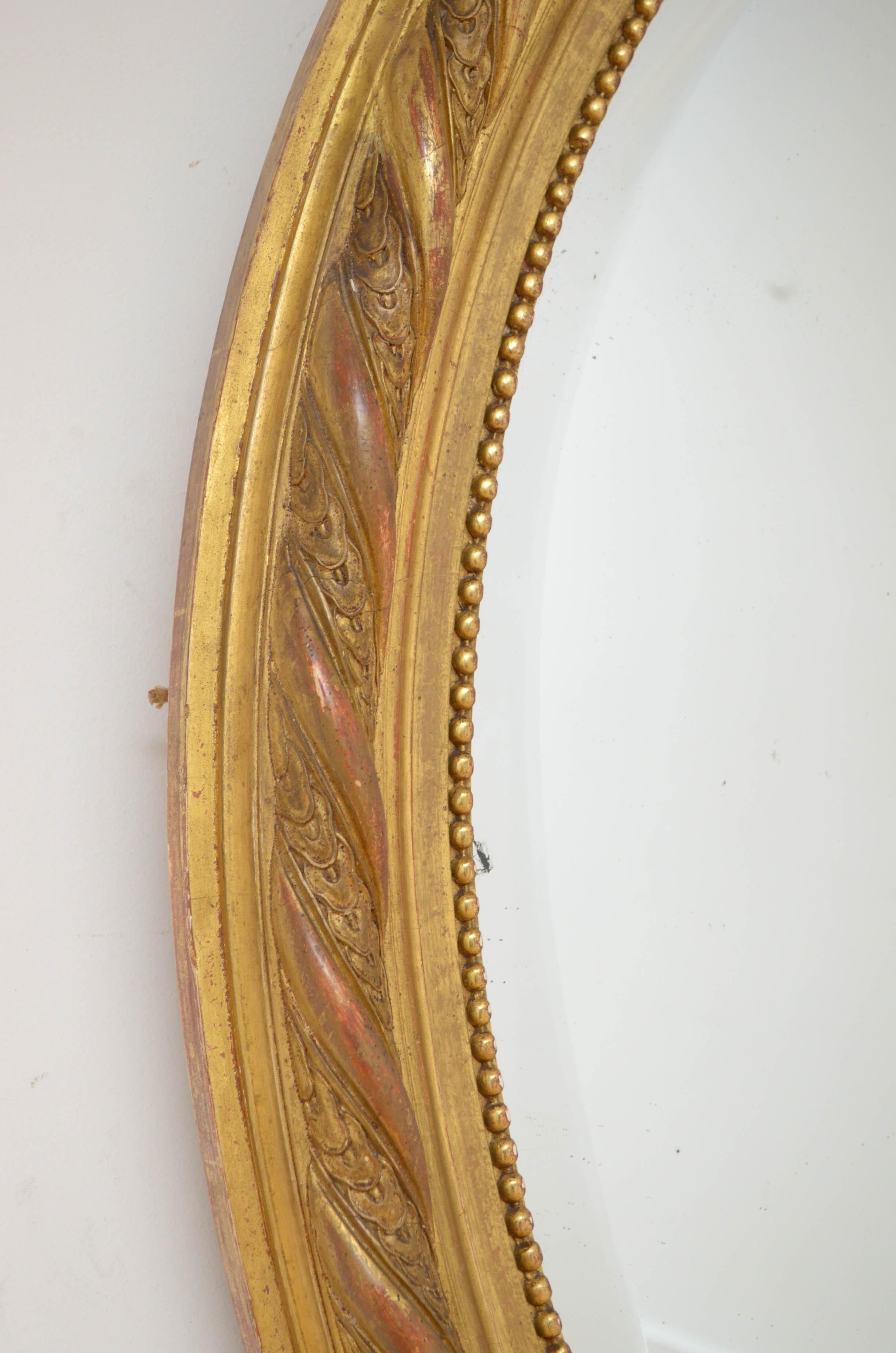 Vergoldeter Wandspiegel des 19. Jahrhunderts H101cm (Blattgold) im Angebot