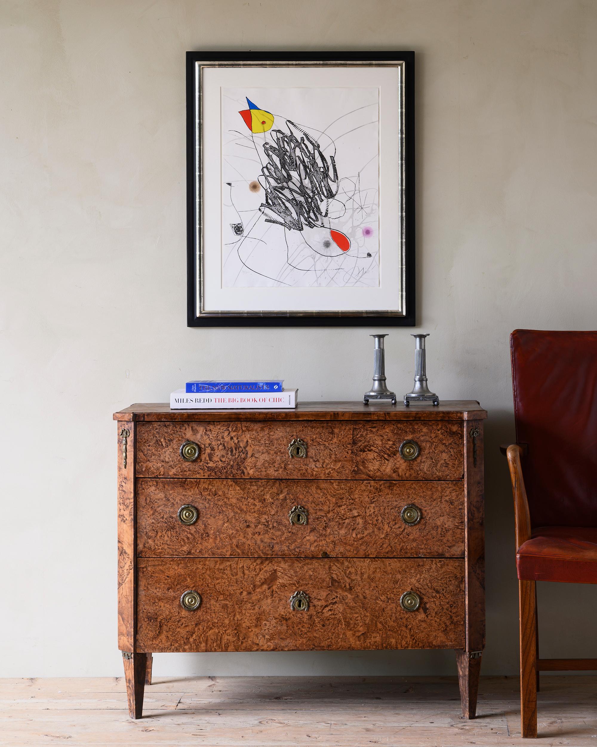 Fine 18th century Gustavian chest of drawers in alder root veneer in its original condition with good subtle patination, circa 1800.

