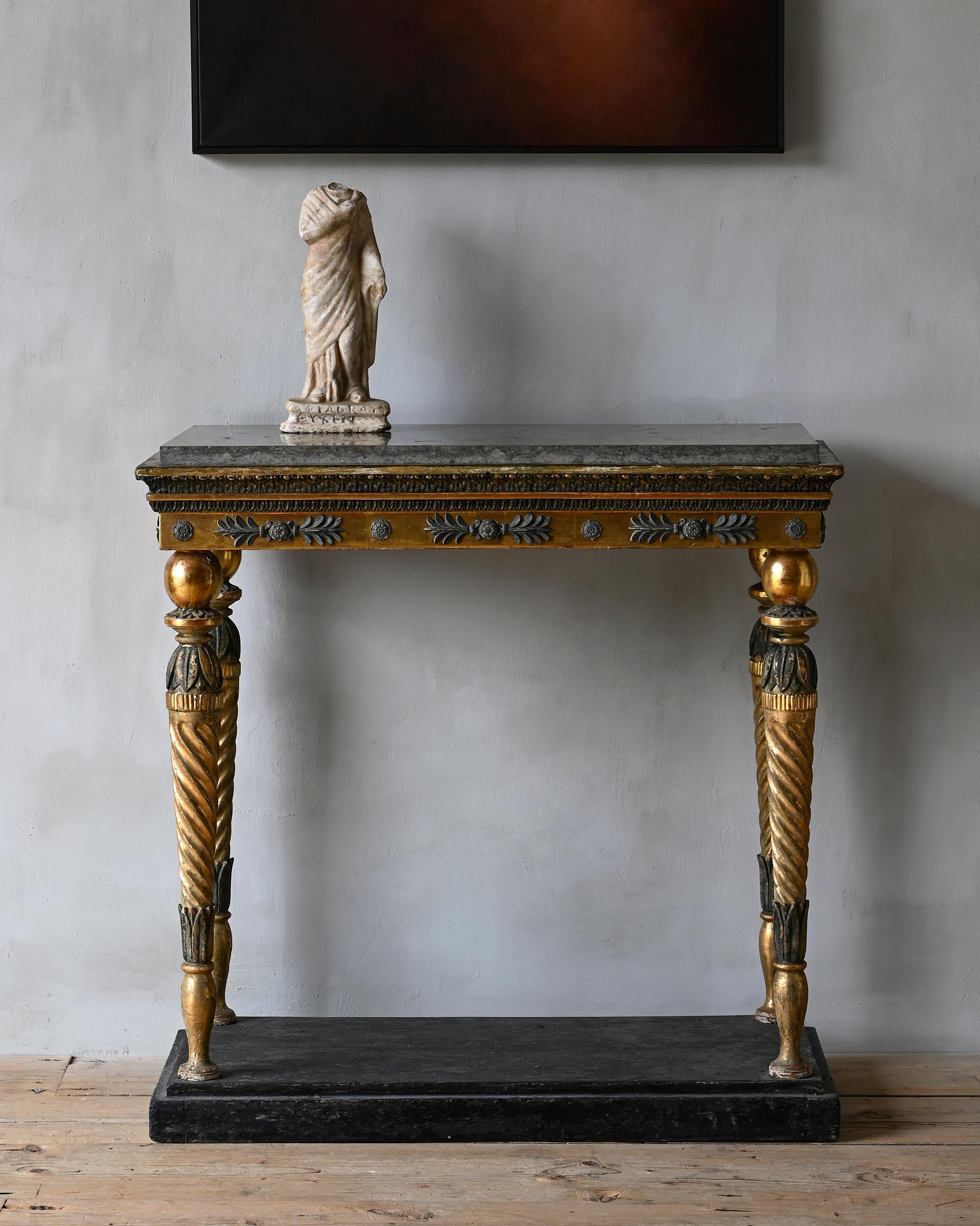 Fine console gustavienne du 19ème siècle en bois doré avec dessus en marbre. Ca 1810 Stockholm Suède.